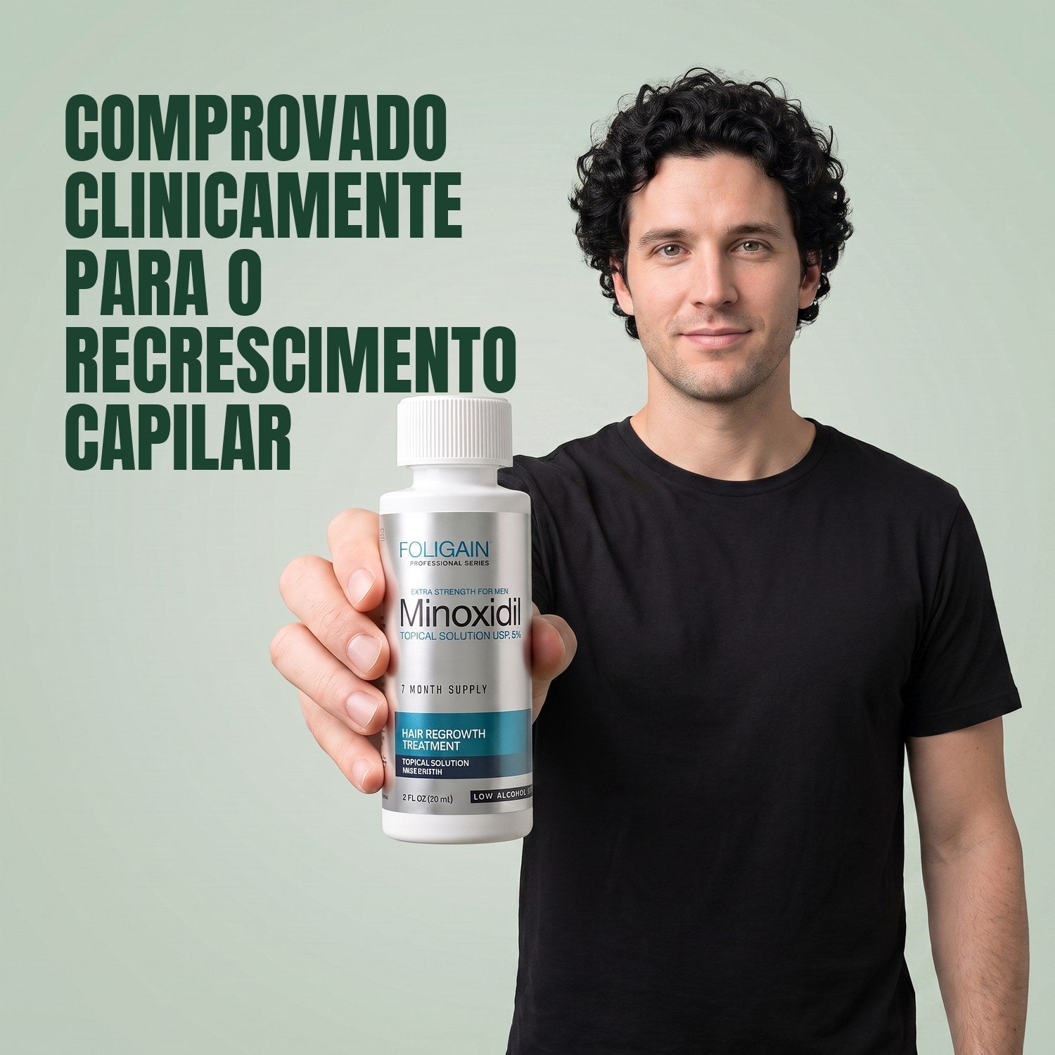Homem segurando o frasco de loção Foligain Minoxidil 5% para pele sensível para homens em fundo verde