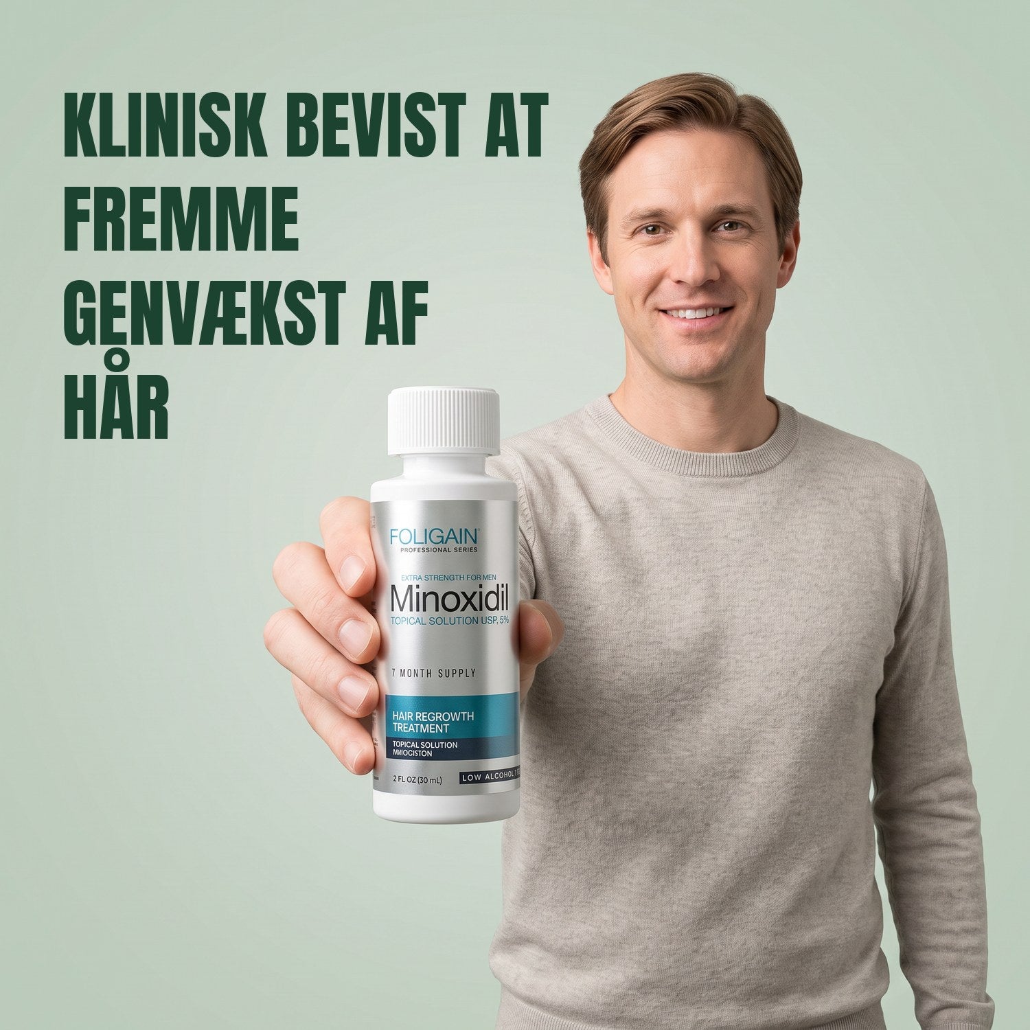 Mand holder en Foligain Minoxidil 5% opløsningsflaske til sensitiv hud mod en grøn baggrund