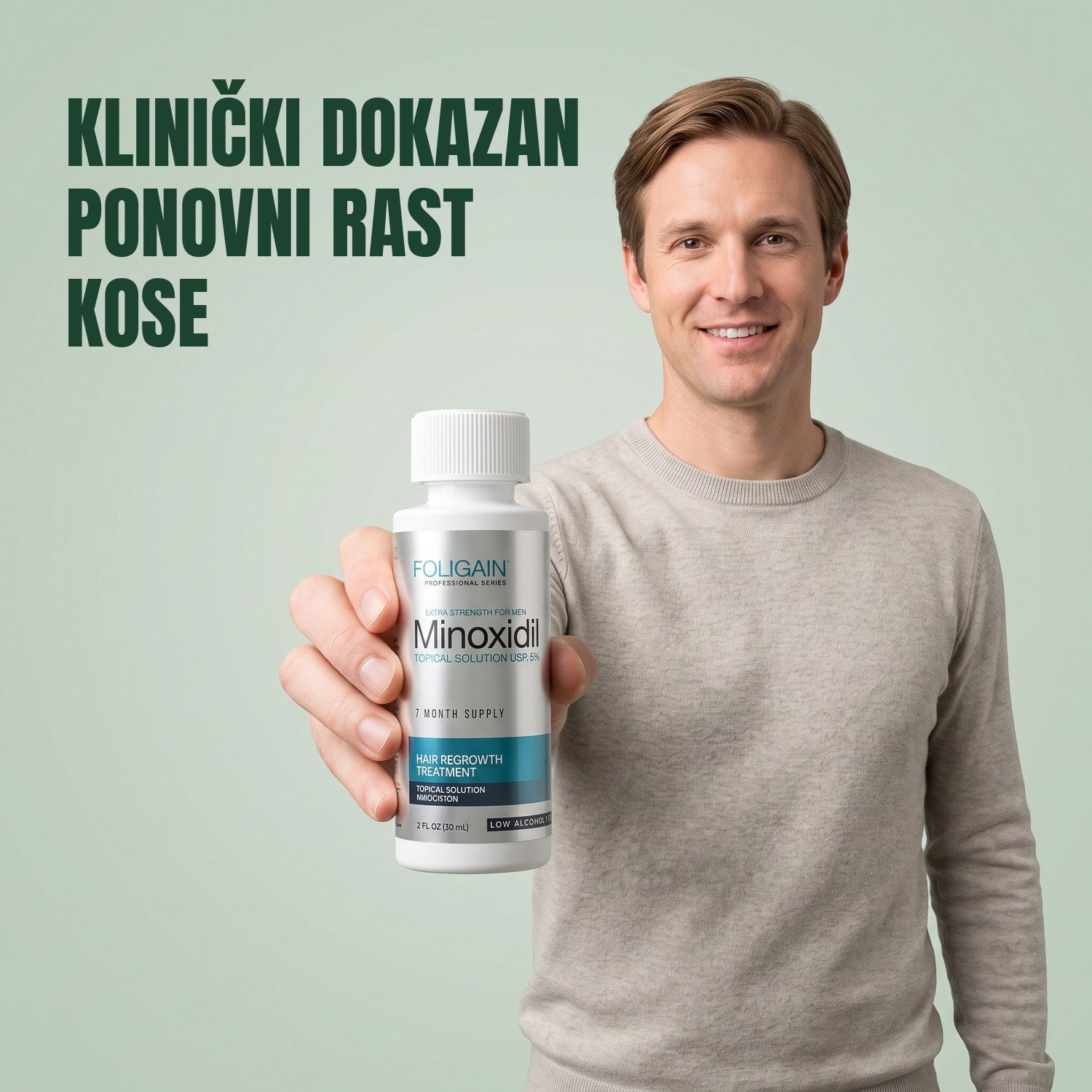 Muškarac drži bočicu Foligain Minoxidil 5% losiona za osjetljivu kožu na zelenoj pozadini