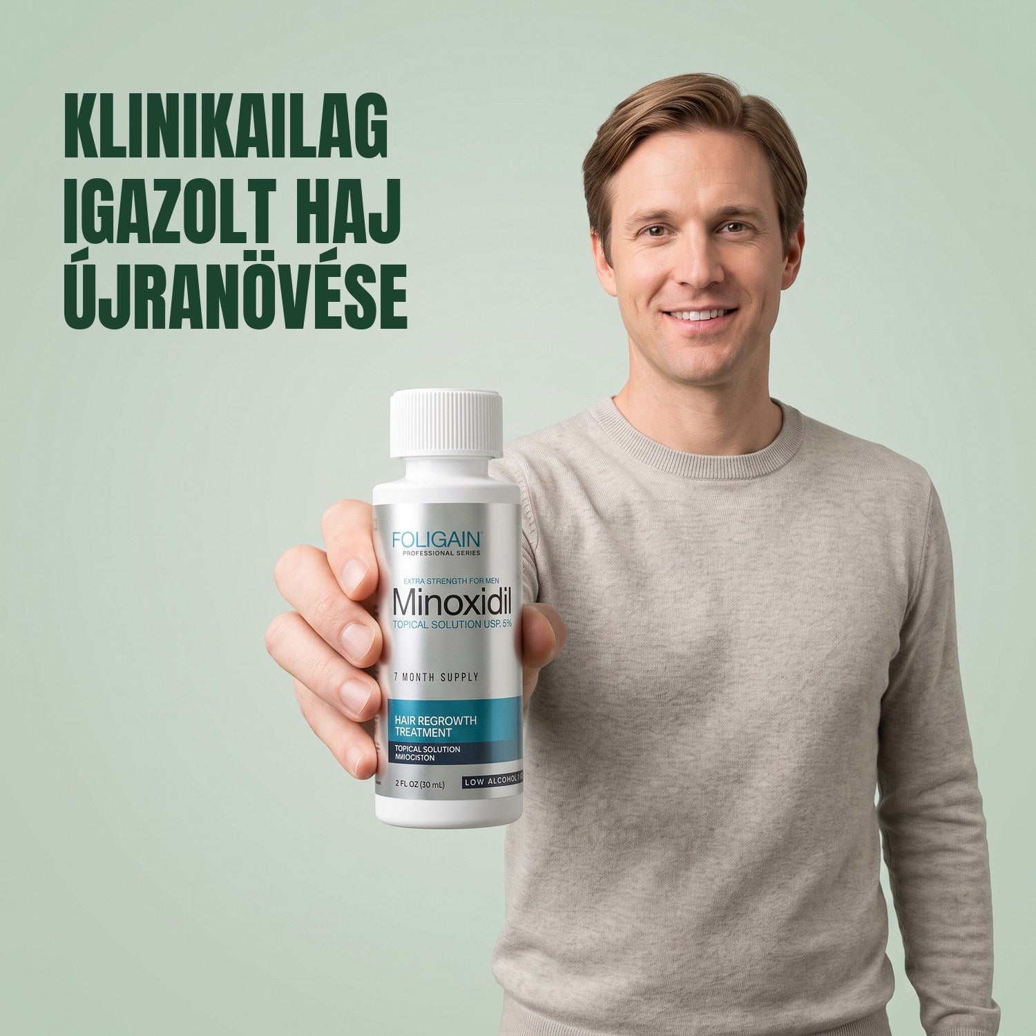 Férfi a Foligain Minoxidil 5% érzékeny bőrre való oldat flakonját tartja zöld háttér előtt