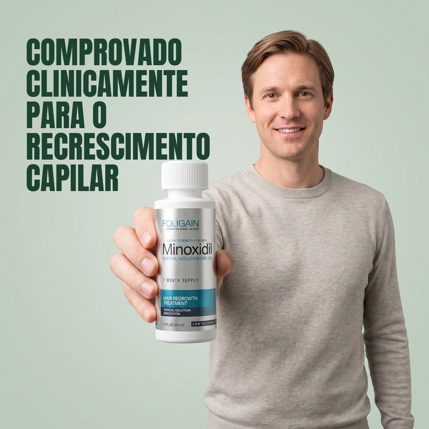 Homem a segurar um frasco de loção Foligain Minoxidil 5% para pele sensível sobre fundo verde