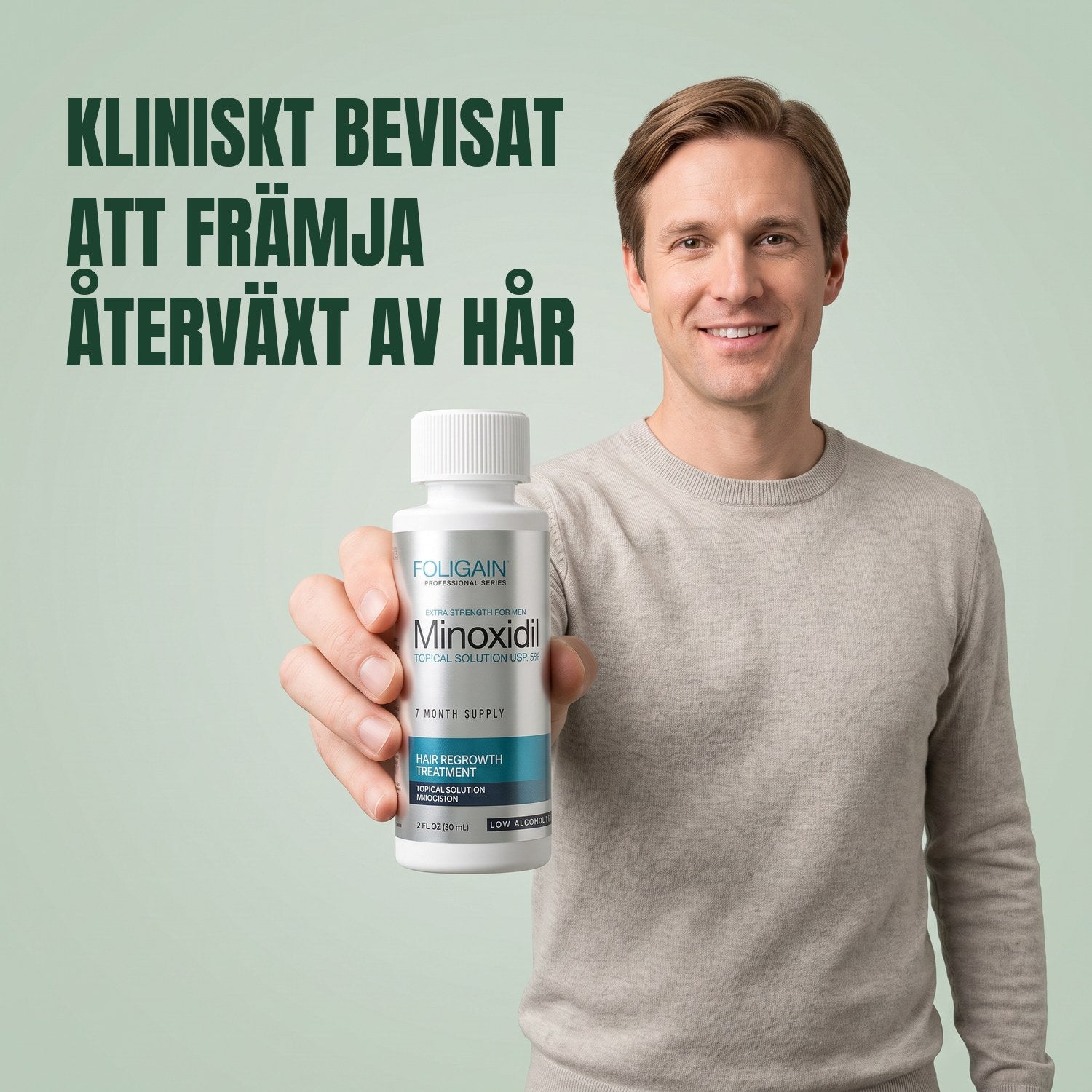 Man håller en flaska Foligain Minoxidil 5% lösning för känslig hud mot en grön bakgrund