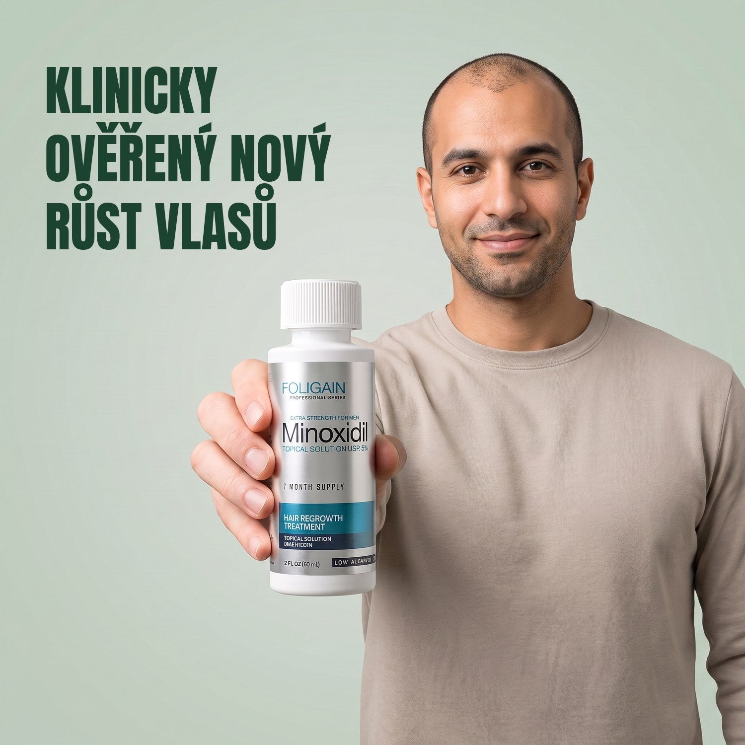 Muž drží lahvičku roztoku Foligain Minoxidil 5% pro citlivou pokožku pro muže na zeleném pozadí