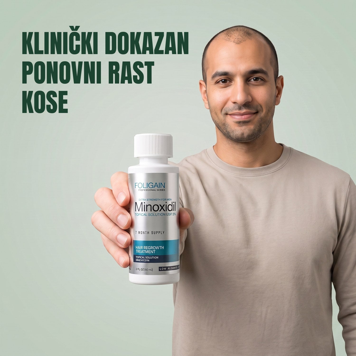 Muškarac drži bočicu Foligain Minoxidil 5% losiona za osjetljivu kožu za muškarce na zelenoj pozadini