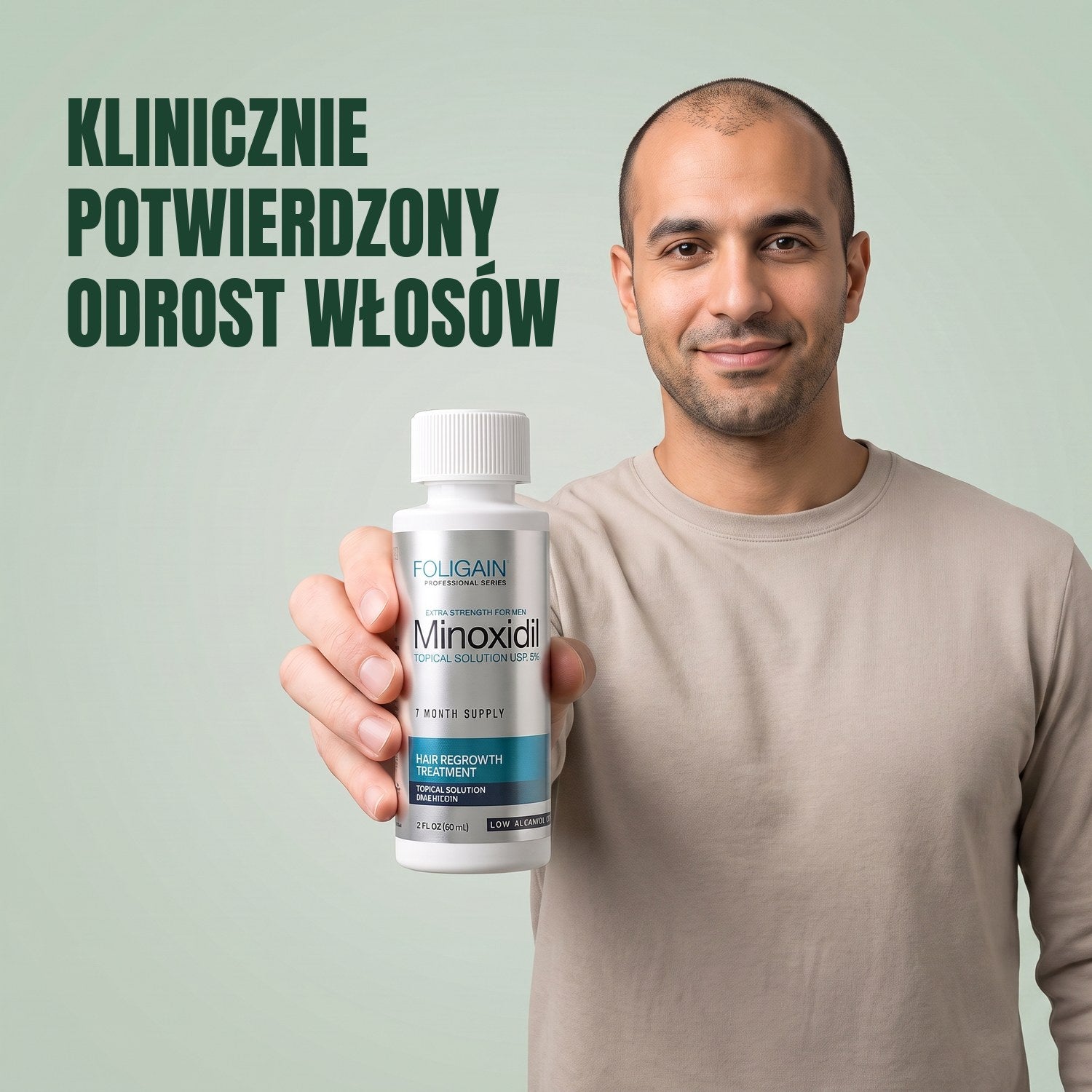 Mężczyzna trzyma butelkę płynu Foligain Minoxidil 5% dla wrażliwej skóry, dla mężczyzn, na zielonym tle