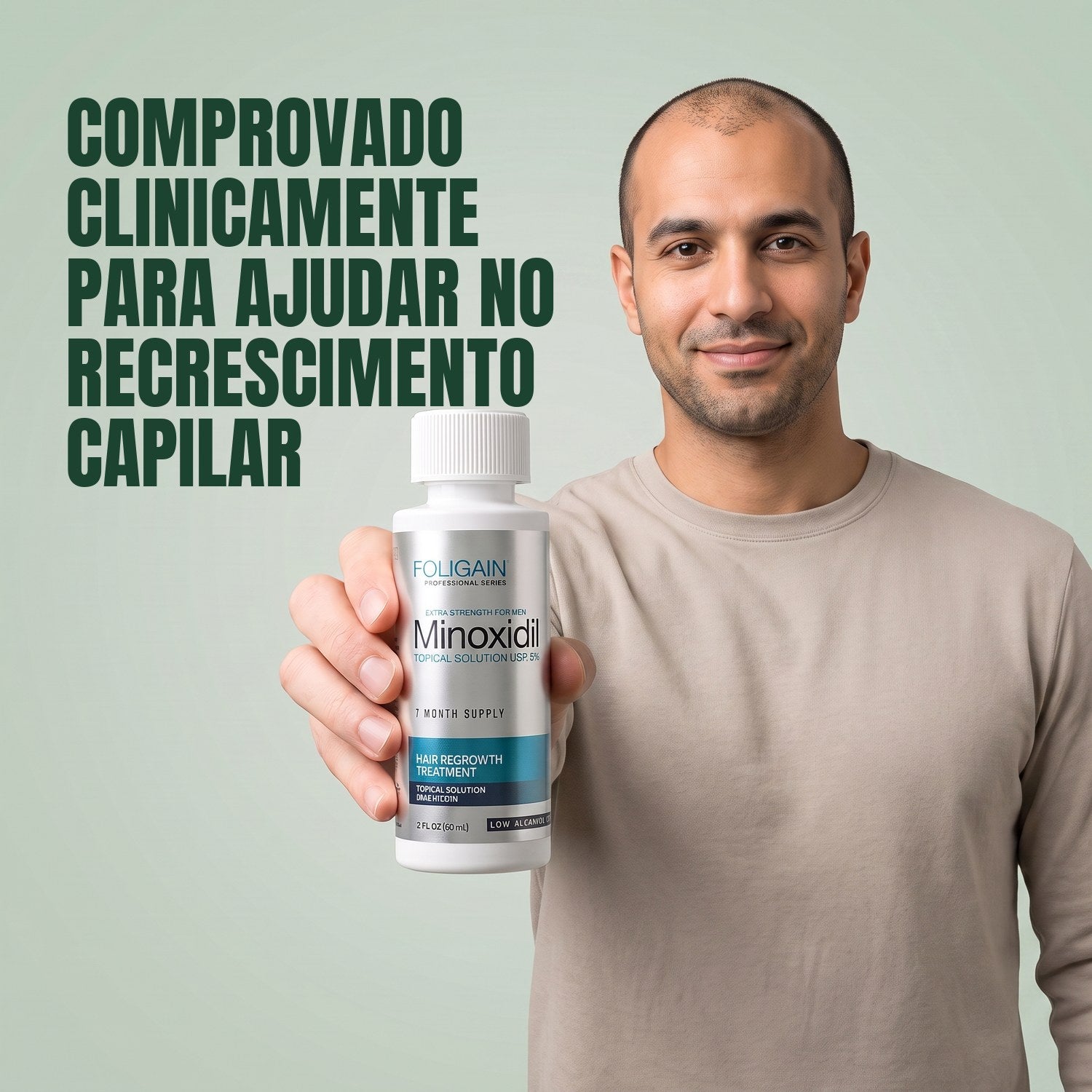 Homem segurando o frasco de loção Foligain Minoxidil 5% para pele sensível para homens em fundo verde