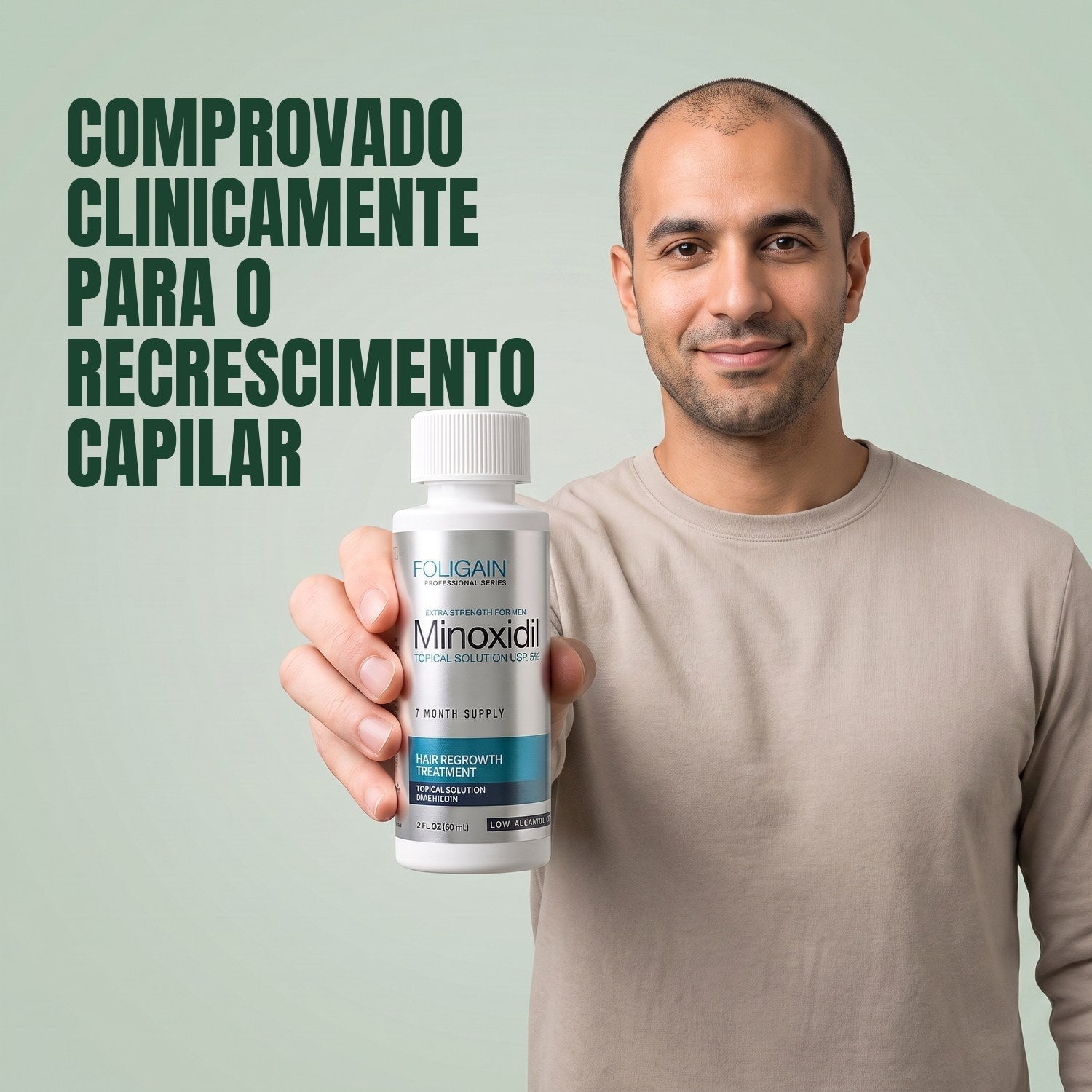 Homem segurando o frasco de loção Foligain Minoxidil 5% para pele sensível para homens em fundo verde