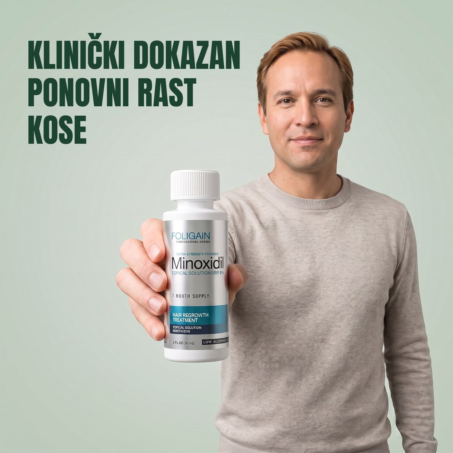 Muškarac drži bočicu Foligain Minoxidil 5% losiona za osjetljivu kožu za muškarce na zelenoj pozadini