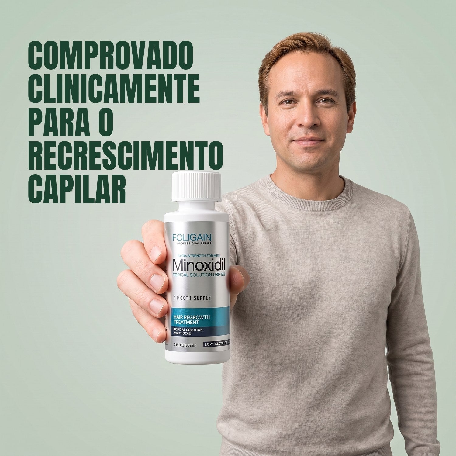 Homem segurando o frasco de loção Foligain Minoxidil 5% para pele sensível para homens em fundo verde