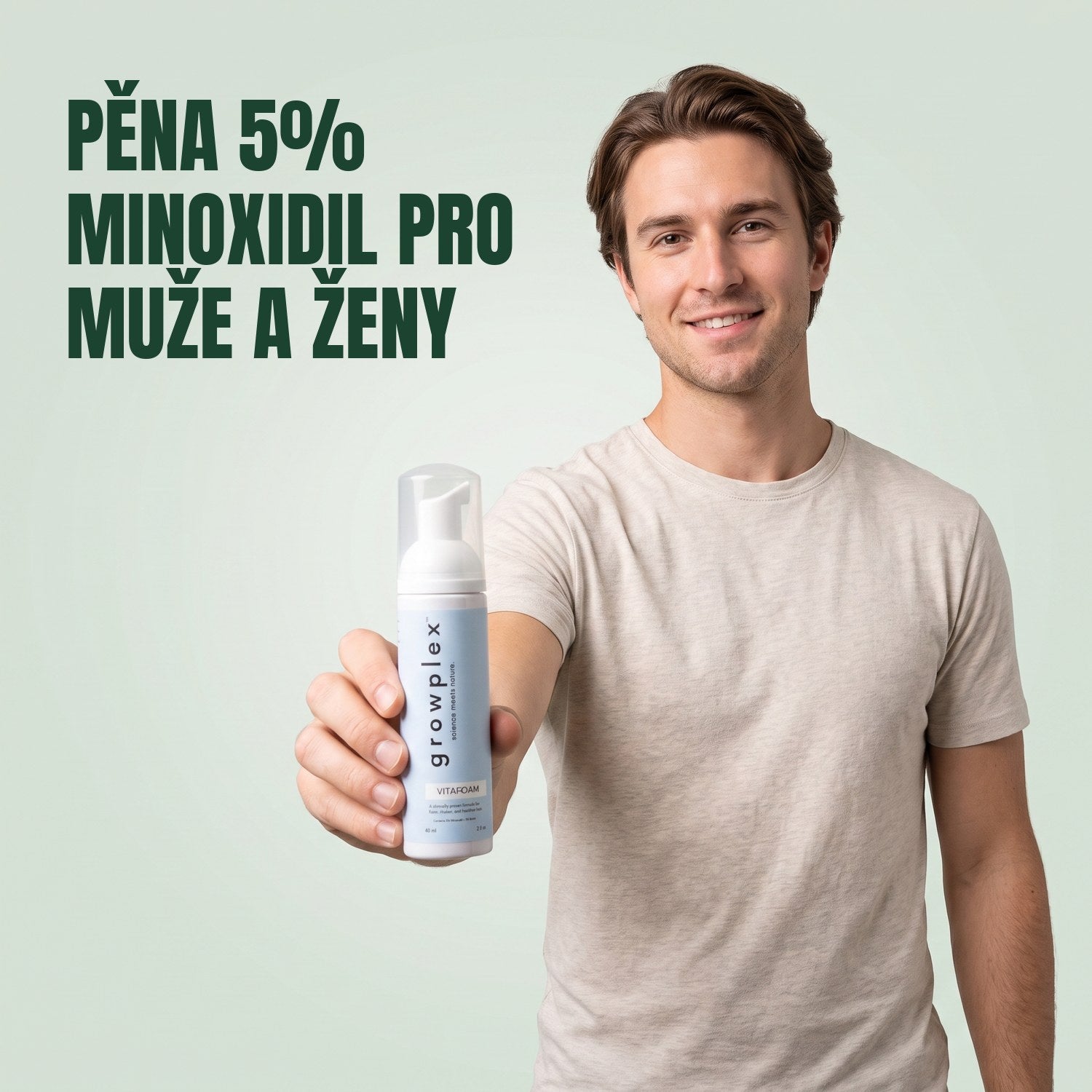 Muž drží lahvičku pěny Growplex VitaFoam minoxidil 5% na zeleném pozadí