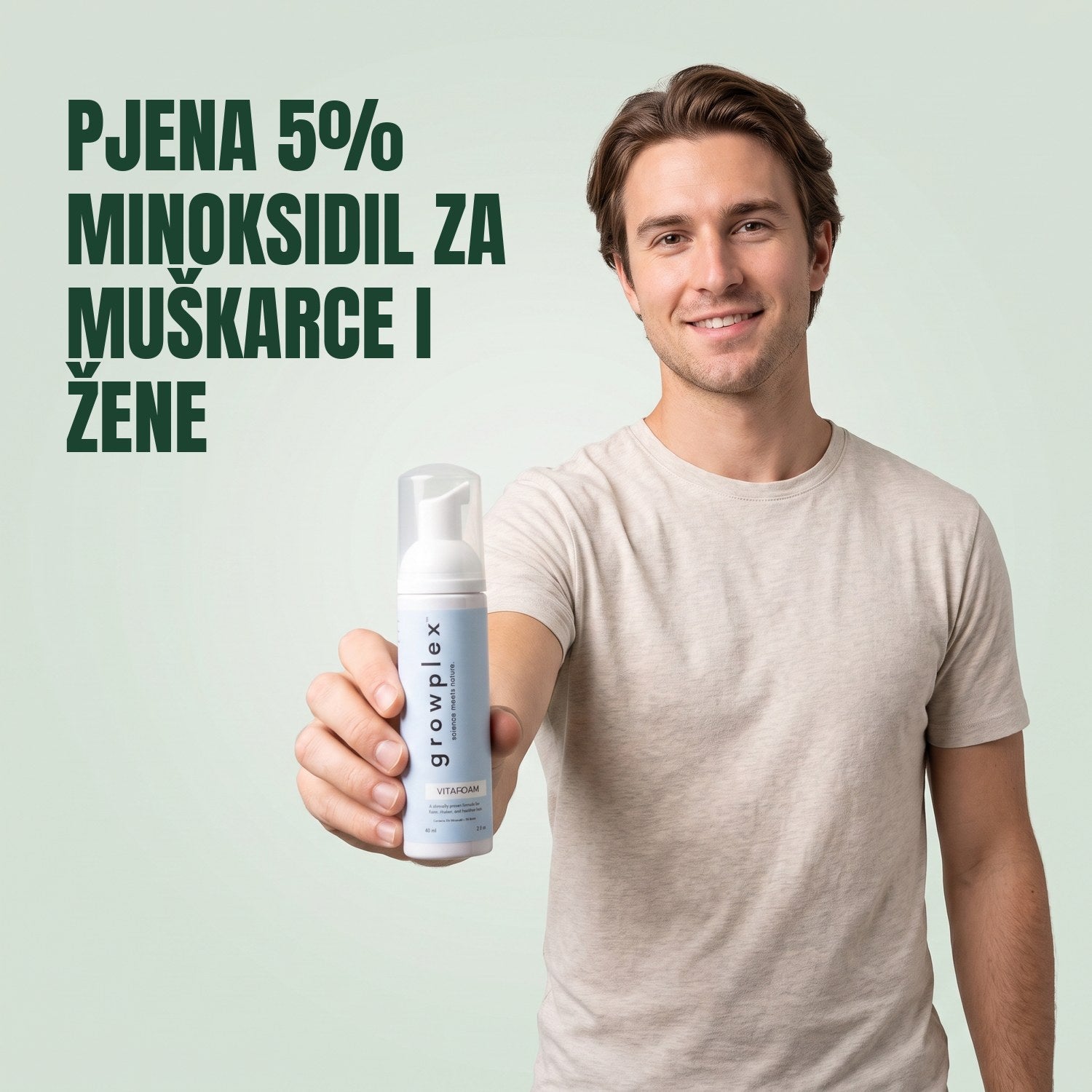 Muškarac drži bočicu Growplex VitaFoam minoksidil 5% pjene na zelenoj pozadini