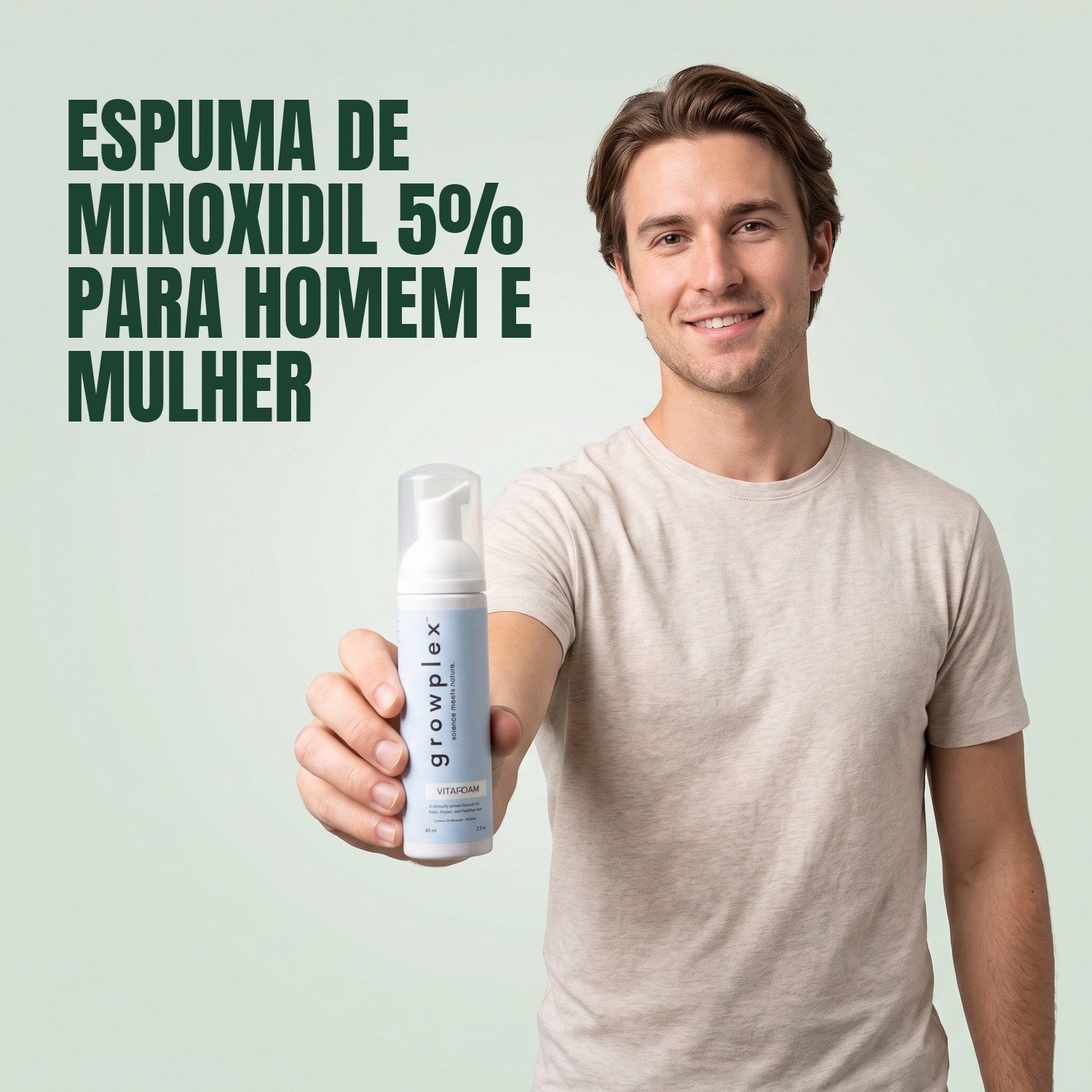 Homem a segurar um frasco de espuma Growplex VitaFoam minoxidil 5% sobre fundo verde