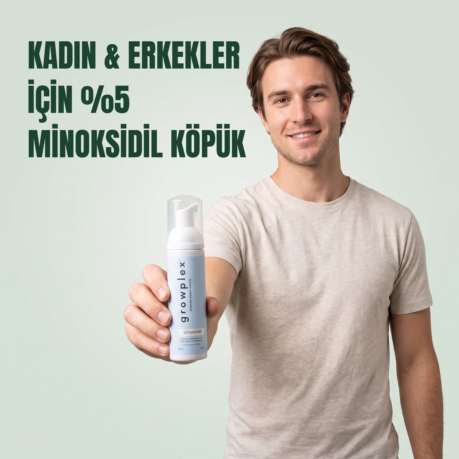 Yeşil arka planda elinde Growplex VitaFoam minoksidil %5 köpük şişesi tutan erkek