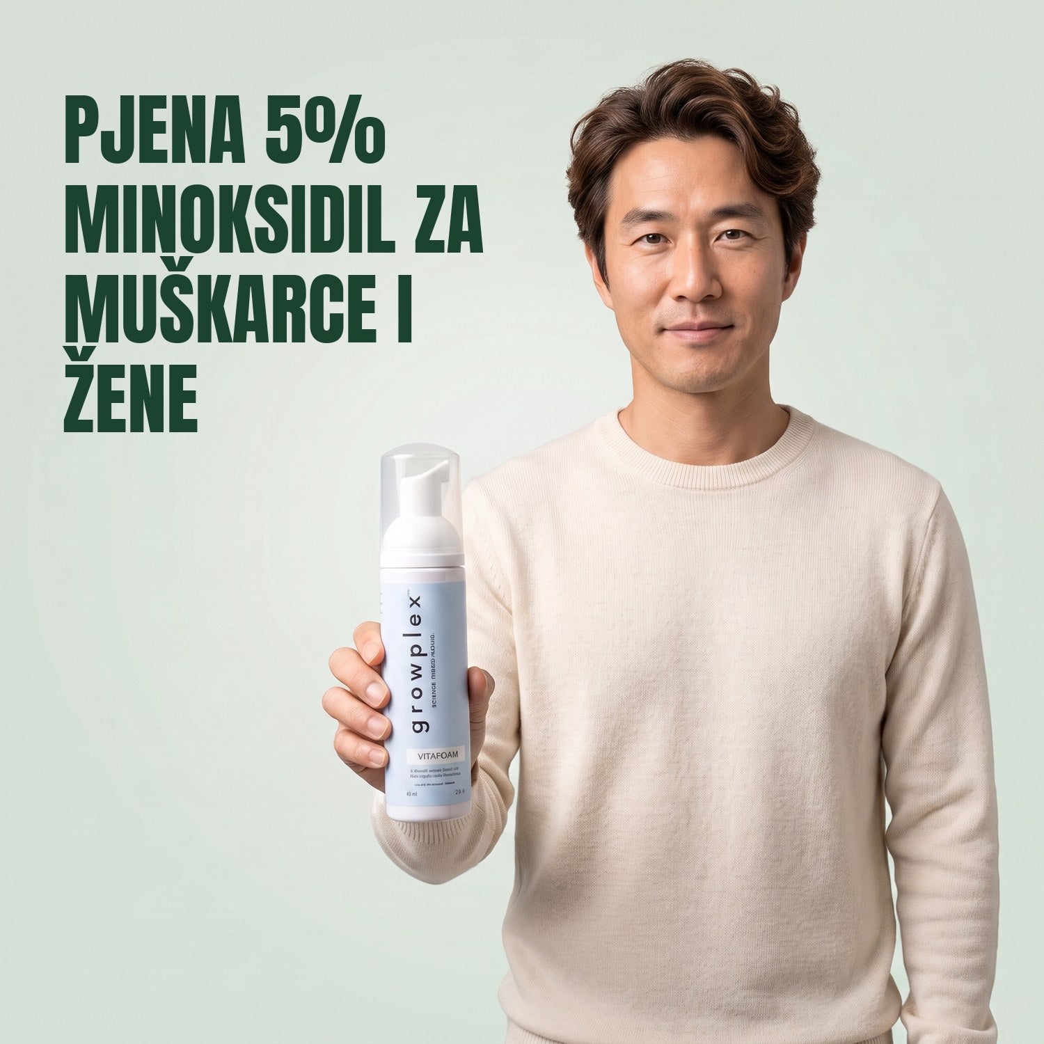 Muškarac drži bočicu Growplex VitaFoam minoksidil 5% pjene na zelenoj pozadini