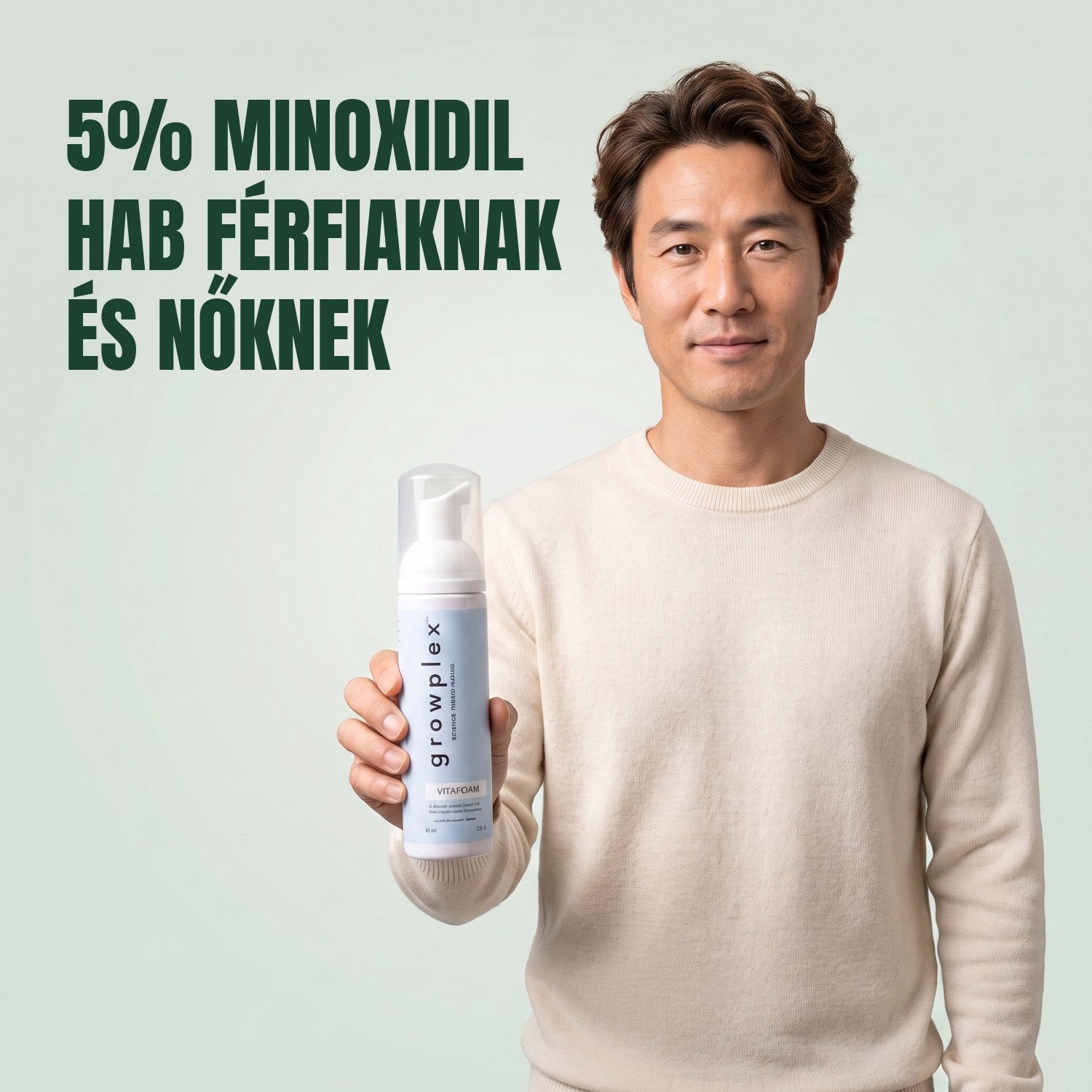 Férfi tartja a Growplex VitaFoam minoxidil 5% hab üvegét, zöld háttér előtt
