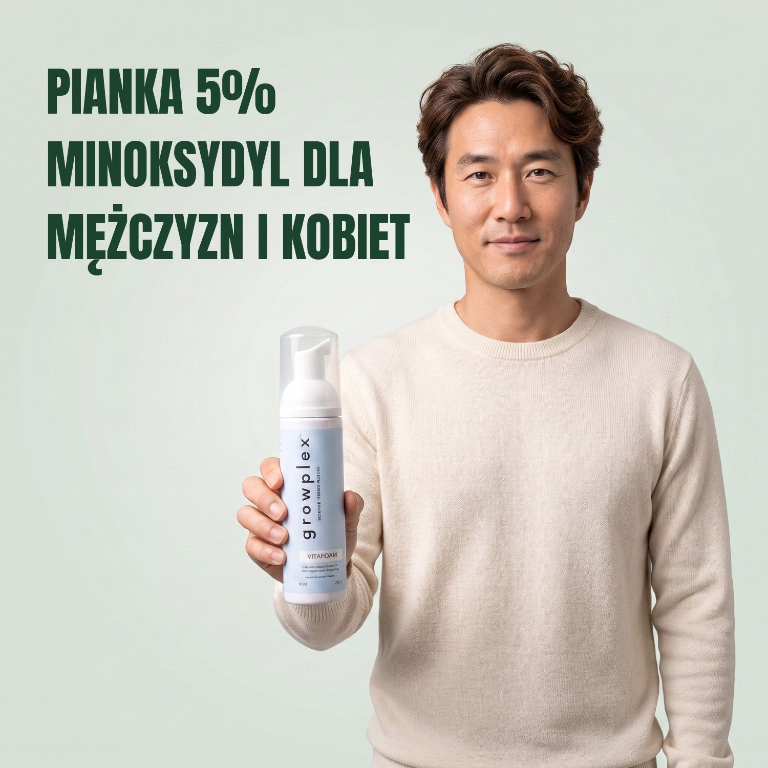 Mężczyzna trzyma butelkę pianki Growplex VitaFoam minoksydyl 5% na zielonym tle