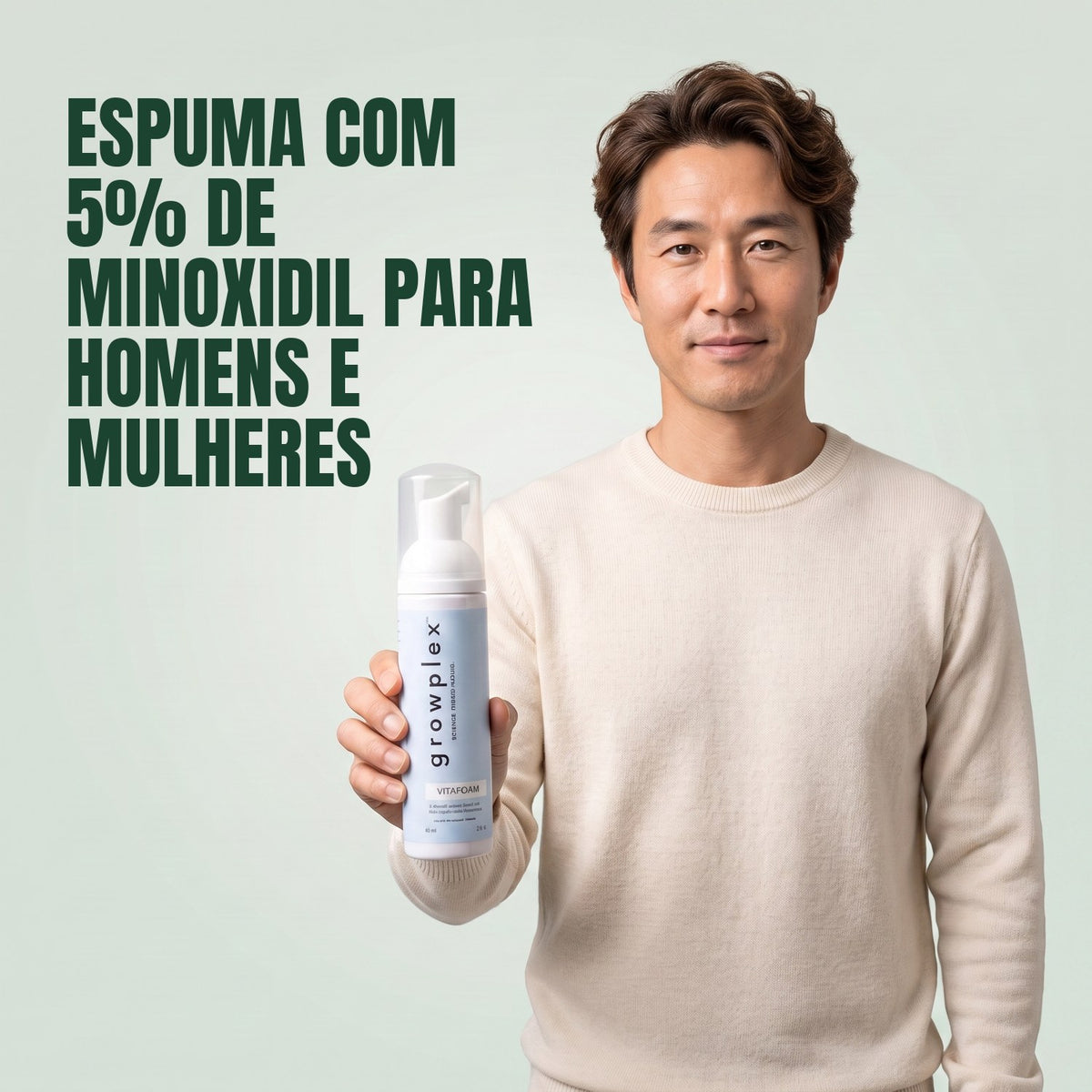 Homem segurando o frasco de espuma Growplex VitaFoam minoxidil 5% em fundo verde