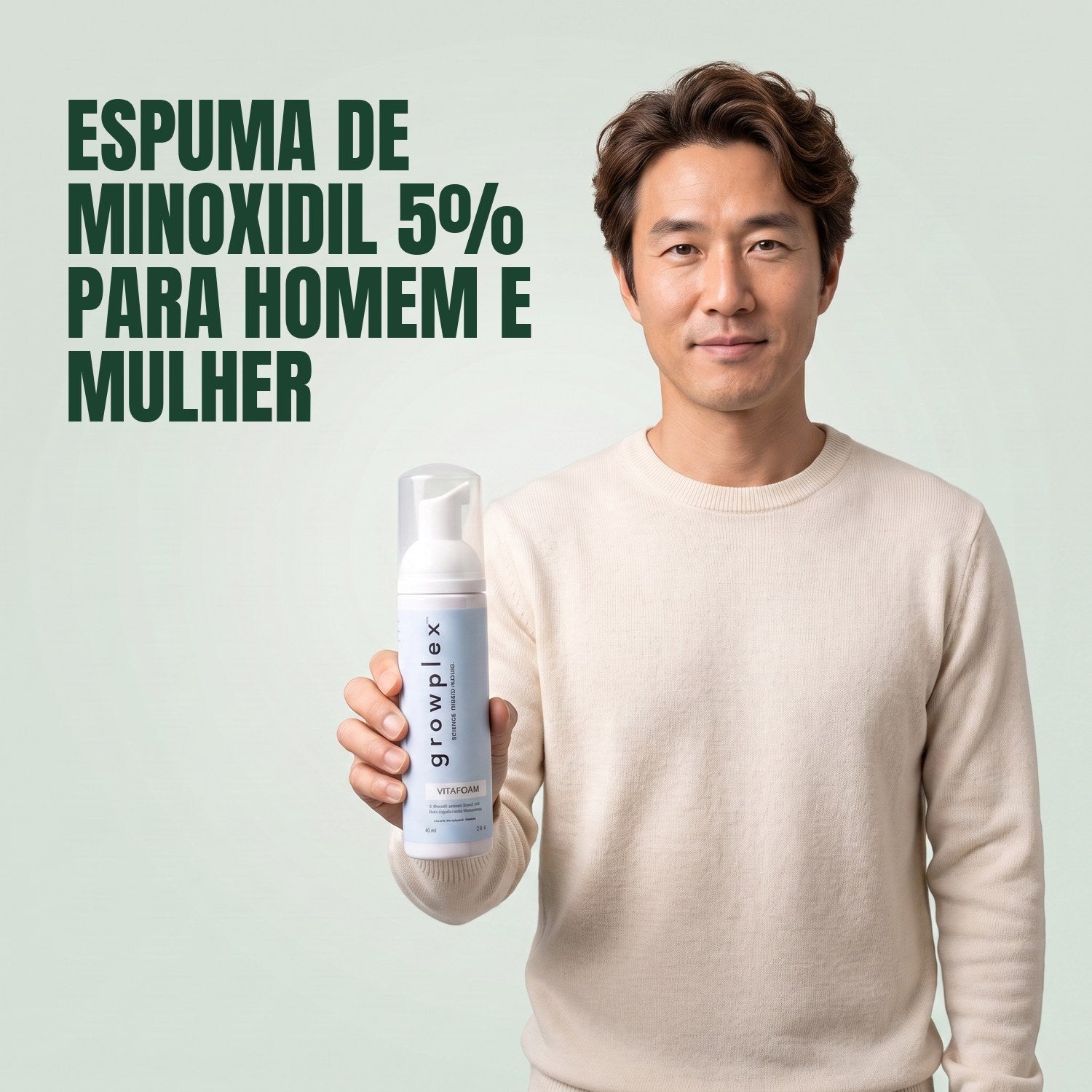 Homem segurando o frasco de espuma Growplex VitaFoam minoxidil 5% em fundo verde