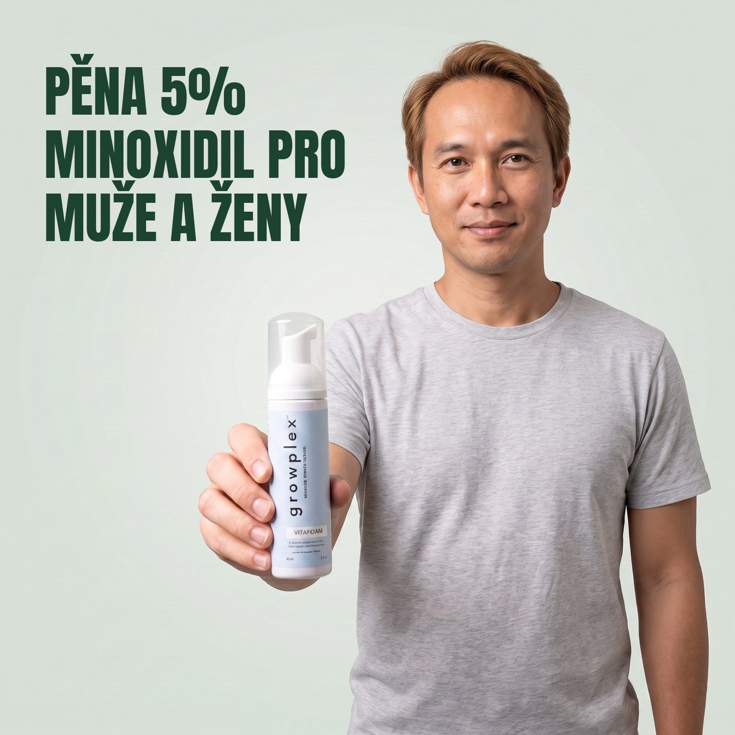 Muž drží lahvičku pěny Growplex VitaFoam minoxidil 5% na zeleném pozadí