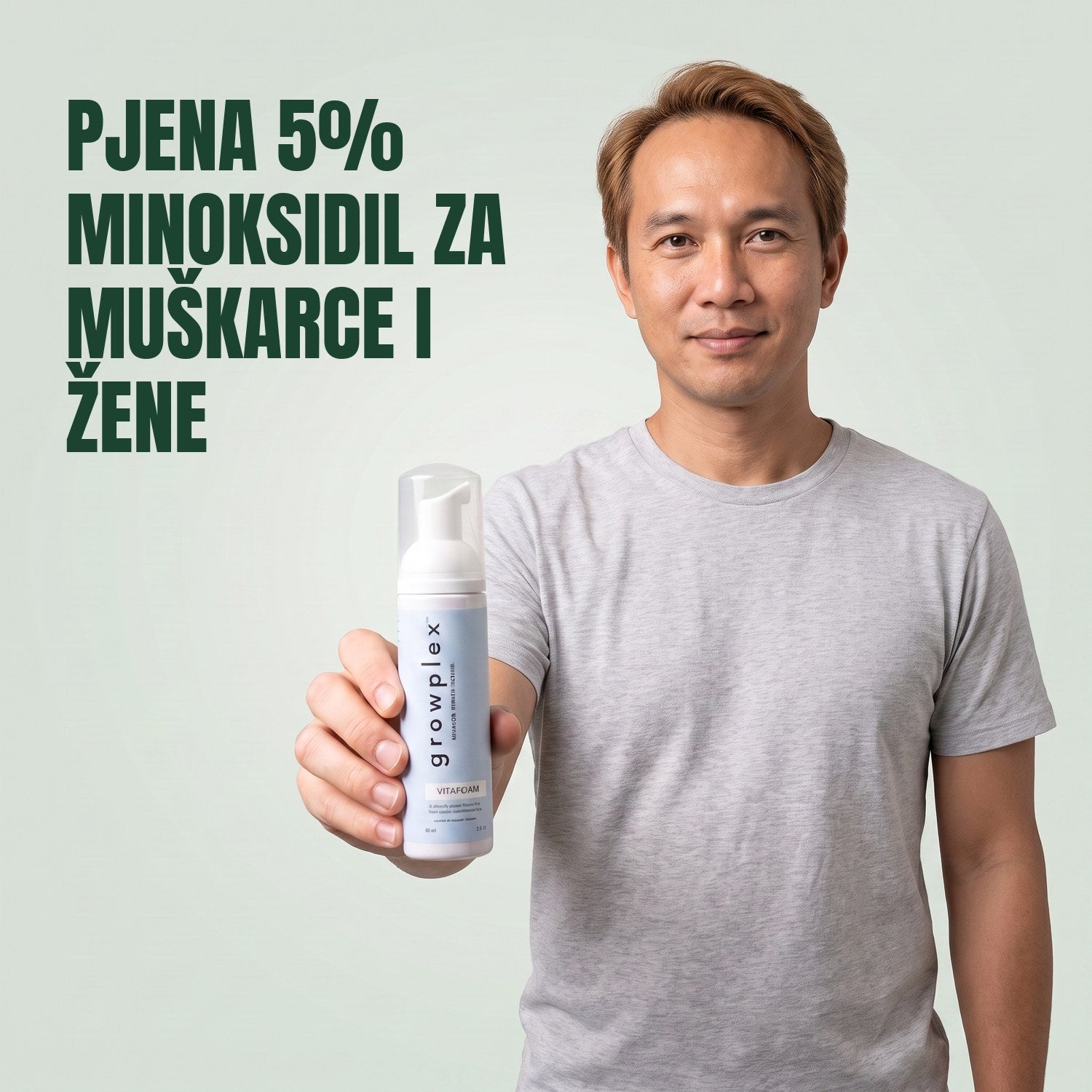 Muškarac drži bočicu Growplex VitaFoam minoksidil 5% pjene na zelenoj pozadini