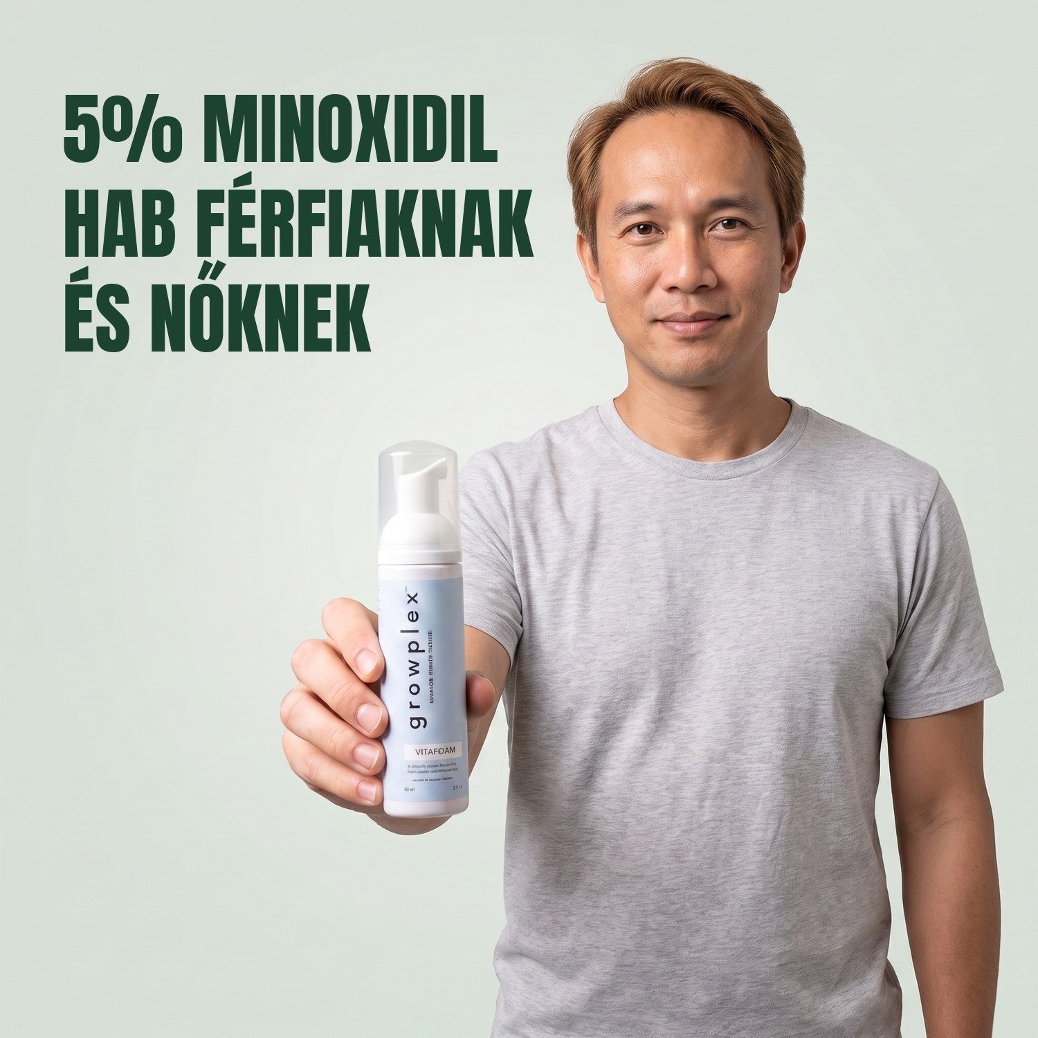 Férfi tartja a Growplex VitaFoam minoxidil 5% hab üvegét, zöld háttér előtt