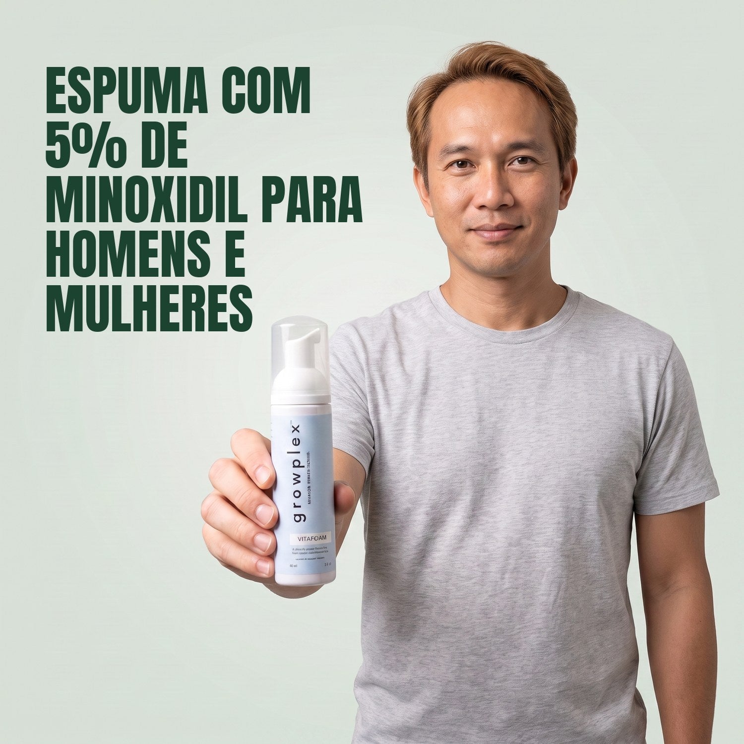 Homem segurando o frasco de espuma Growplex VitaFoam minoxidil 5% em fundo verde