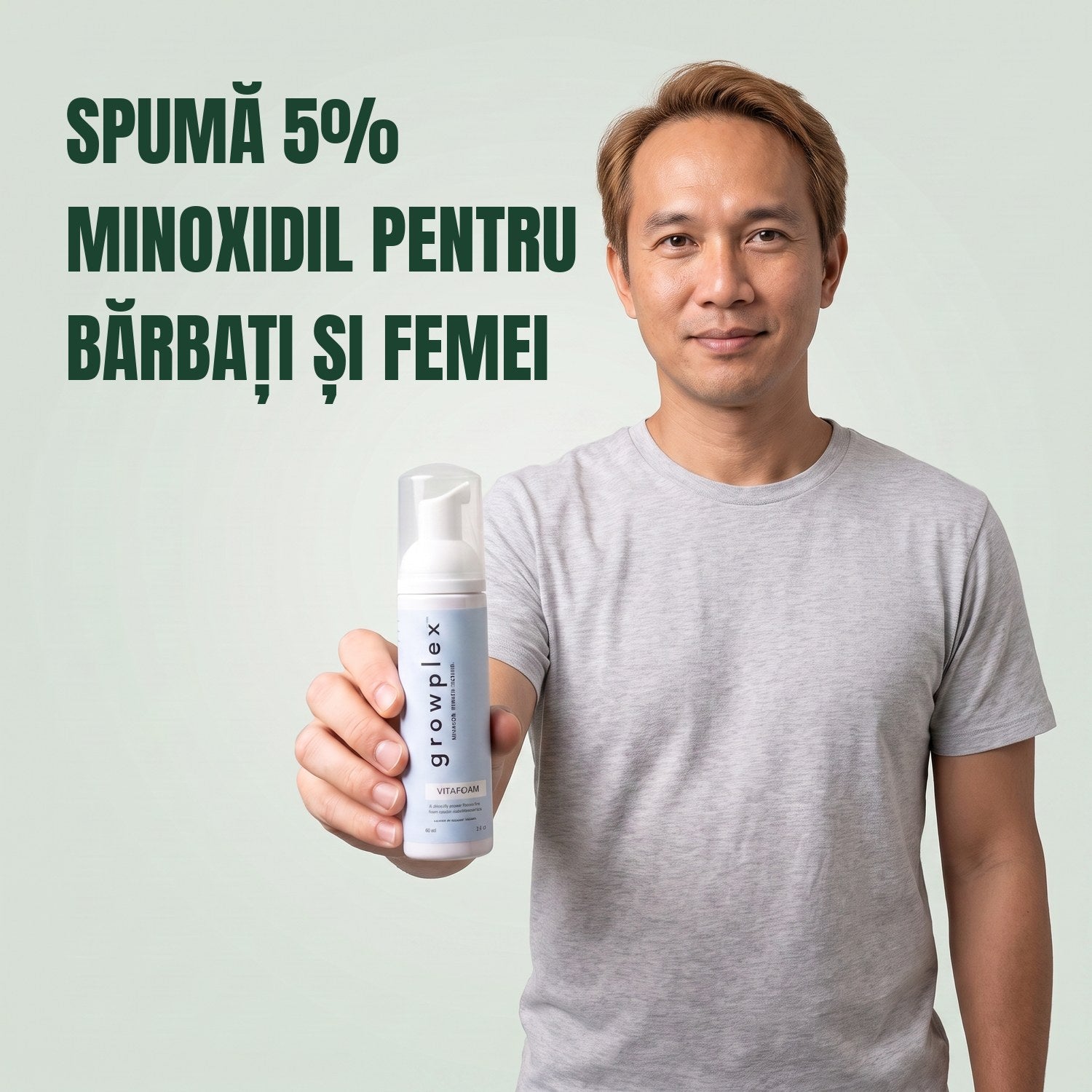 Bărbat ținând în mână flaconul de spumă Growplex VitaFoam minoxidil 5%, pe fundal verde
