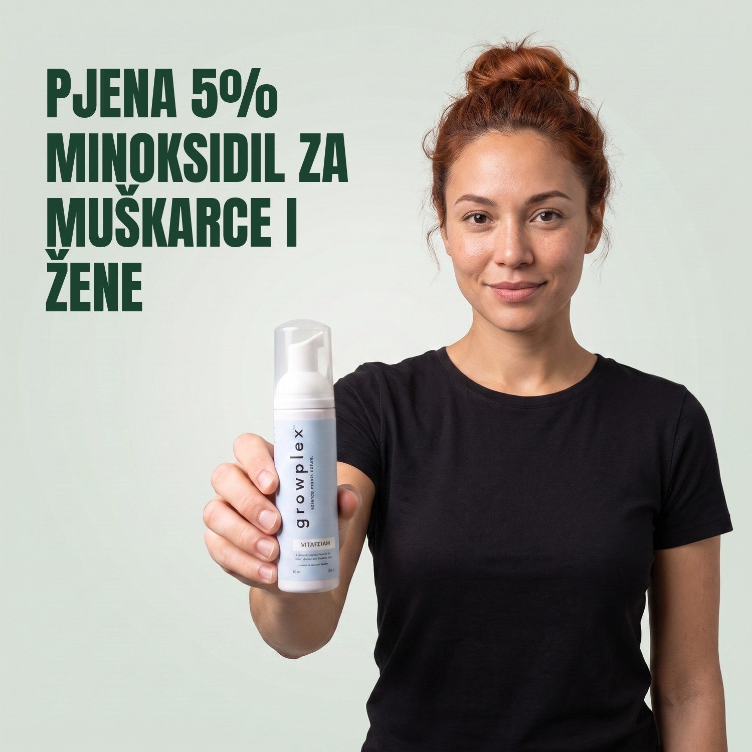 Žena drži bočicu Growplex VitaFoam minoksidil 5% pjene na zelenoj pozadini