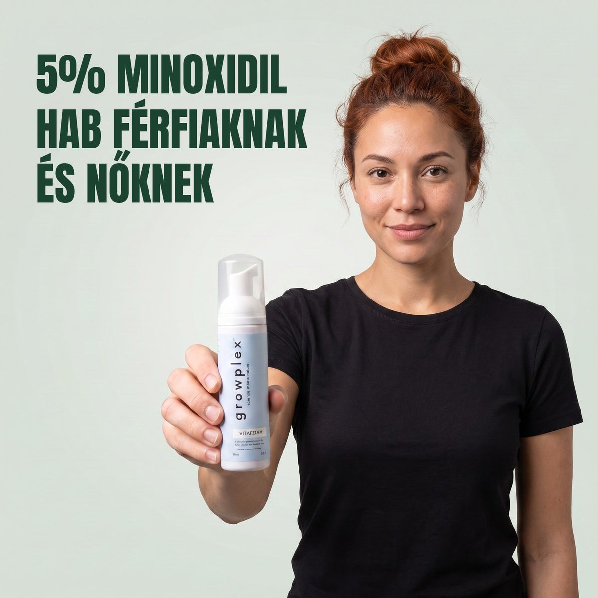 Nő tartja a Growplex VitaFoam minoxidil 5% hab üvegét, zöld háttér előtt