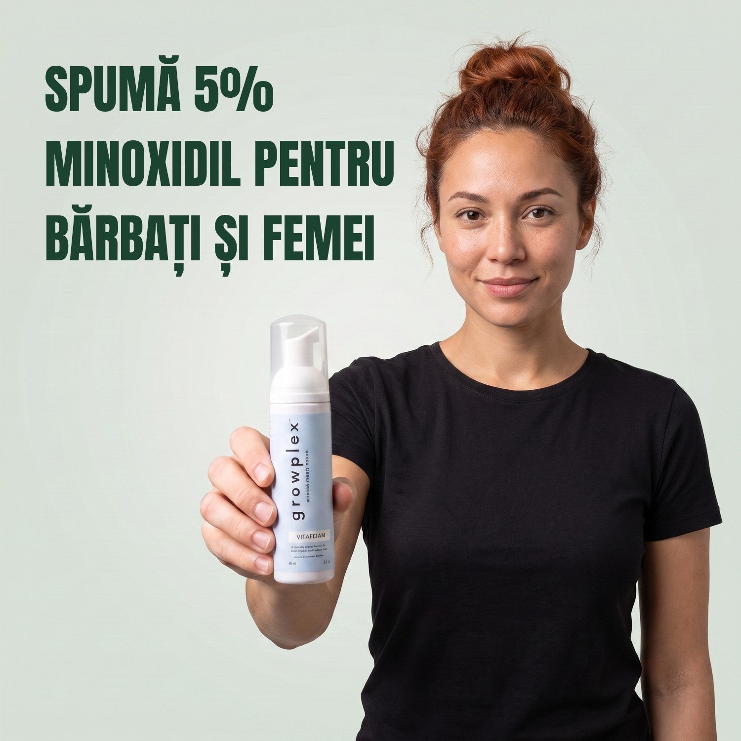 Femeie ținând în mână flaconul de spumă Growplex VitaFoam minoxidil 5%, pe fundal verde