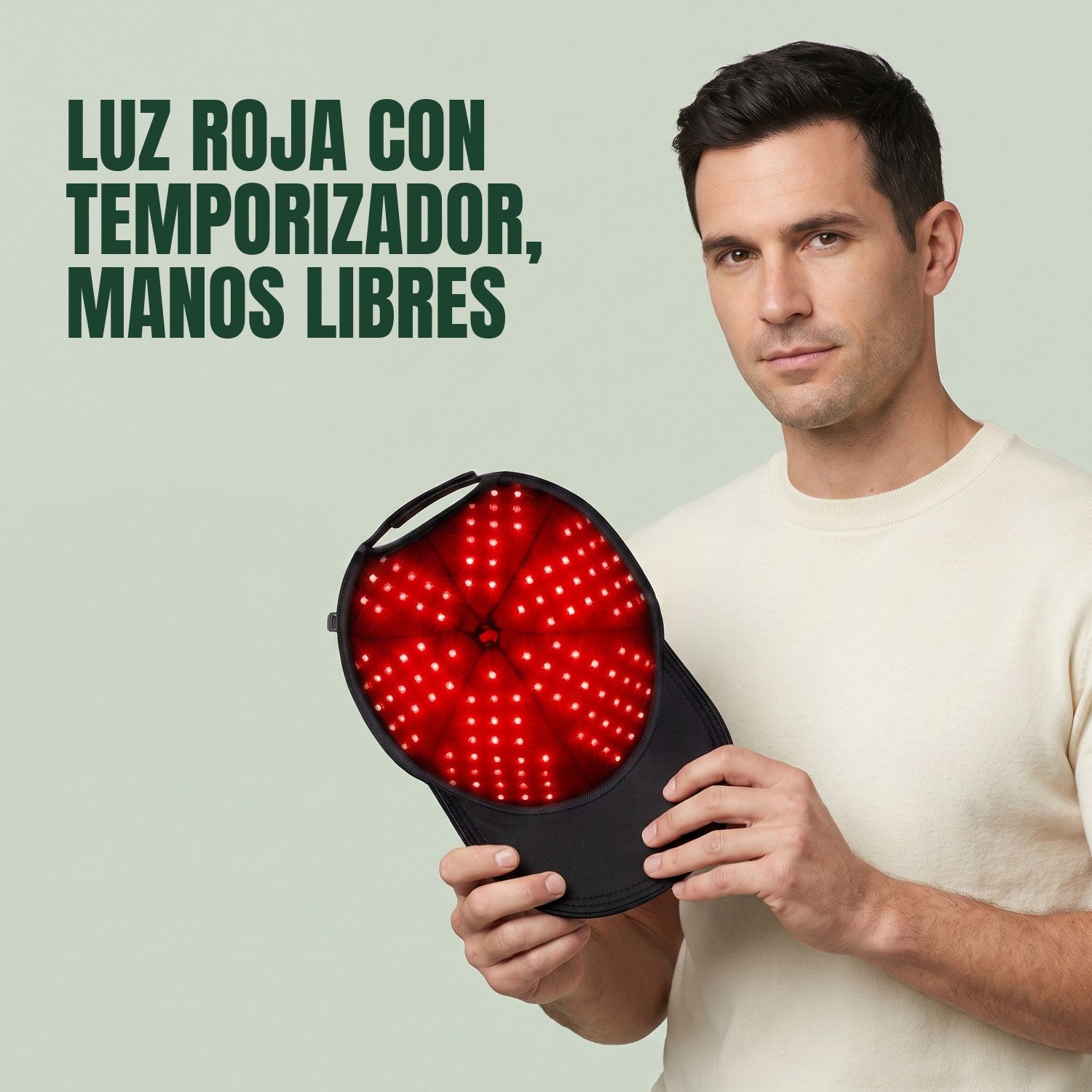 Hombre sosteniendo el gorro de infrarrojos sobre un fondo verde