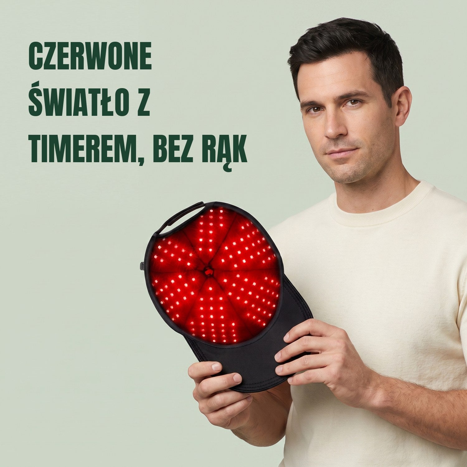 Mężczyzna trzymający czapkę na podczerwień do wzrostu włosów na zielonym tle