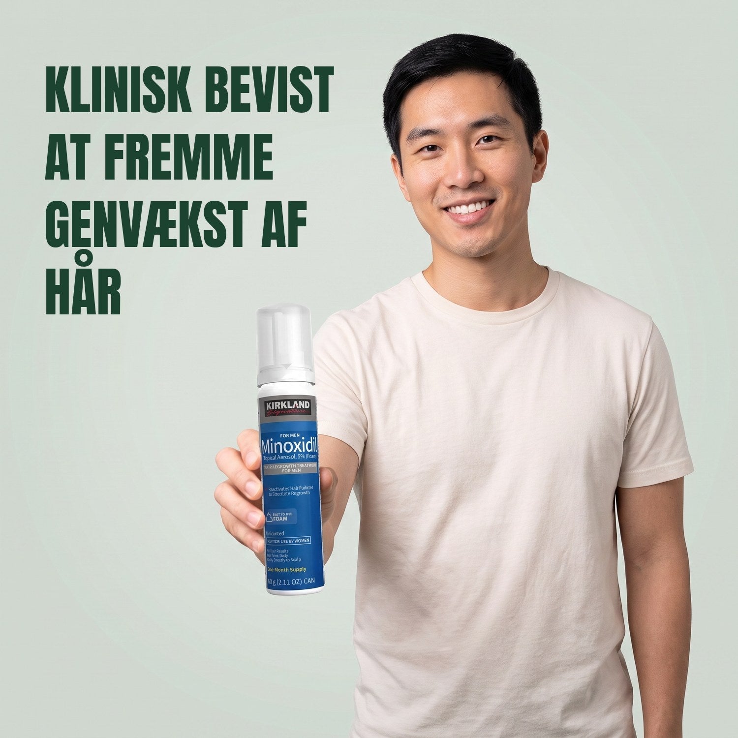 Mand holder en Kirkland Signature Minoxidil 5% skumdåse til mænd mod en grøn baggrund