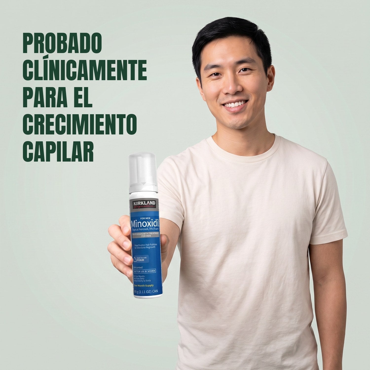 Hombre sosteniendo un bote de espuma de Minoxidil Kirkland Signature 5% para hombre sobre fondo verde