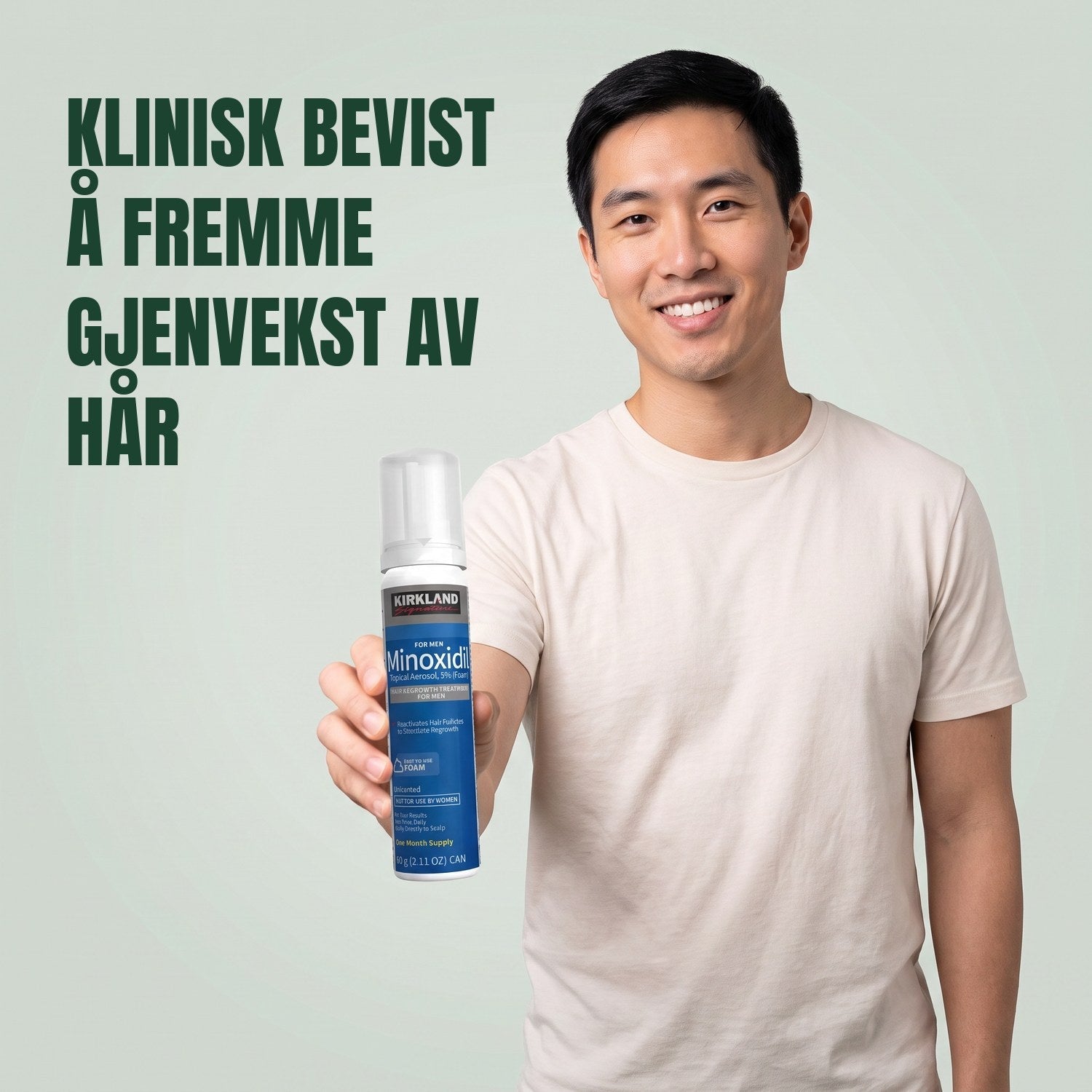 Mann holder en boks med Kirkland Signature Minoxidil 5% skum for menn mot en grønn bakgrunn