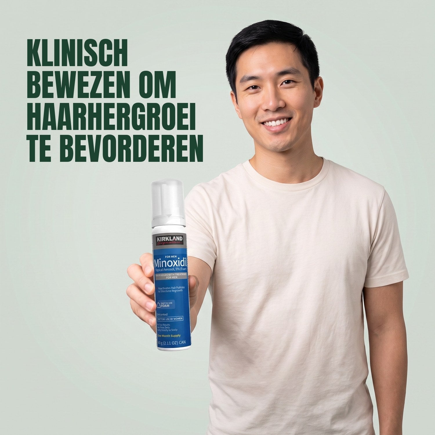 Man met een bus Kirkland Signature Minoxidil 5% schuim voor mannen tegen een groene achtergrond