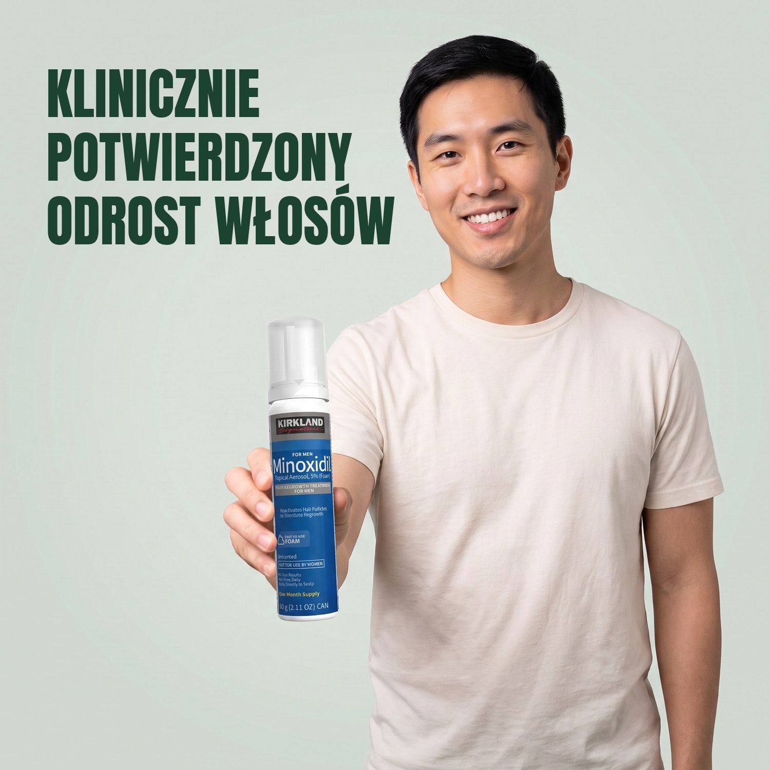Mężczyzna trzyma puszkę pianki Kirkland Signature Minoxidil 5% dla mężczyzn na zielonym tle