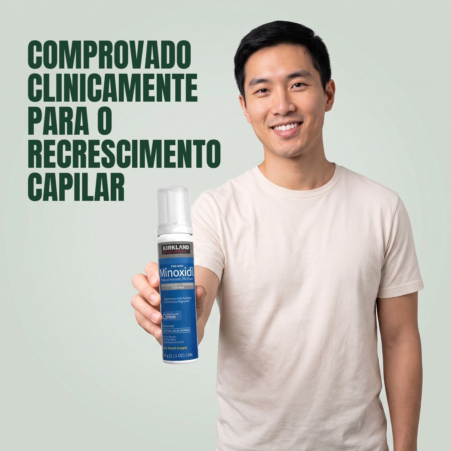 Homem a segurar uma lata de espuma Kirkland Signature Minoxidil 5% para homens, com fundo verde