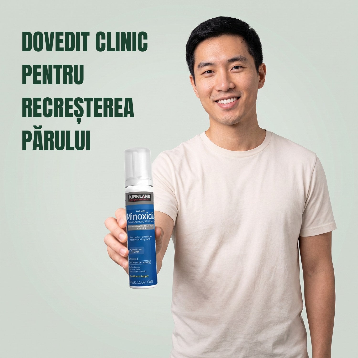 Bărbat ținând o cutie de spumă Kirkland Signature Minoxidil 5% pentru bărbați, pe fundal verde