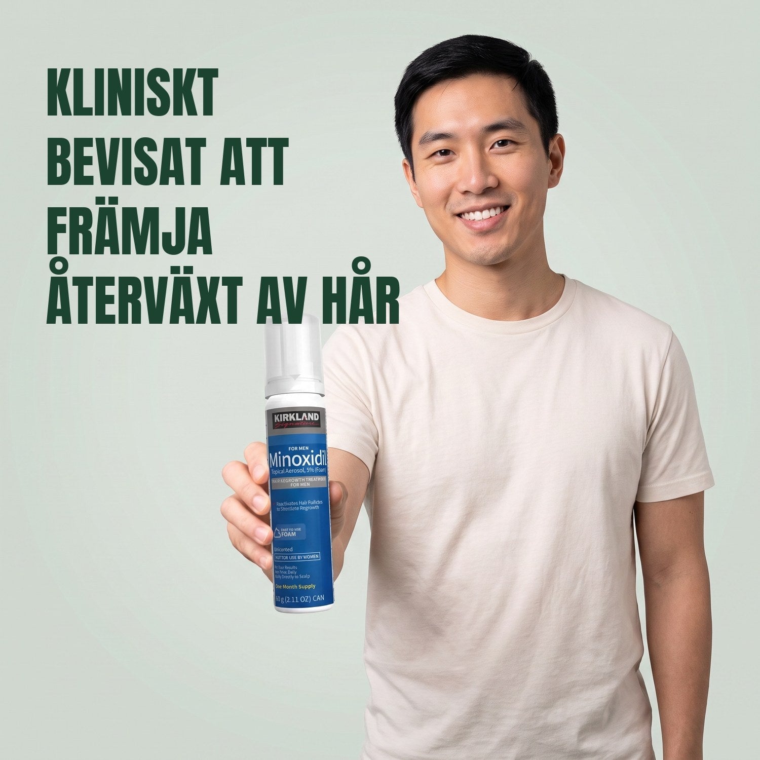 Man som håller en burk Kirkland Signature Minoxidil 5% skum för män mot en grön bakgrund