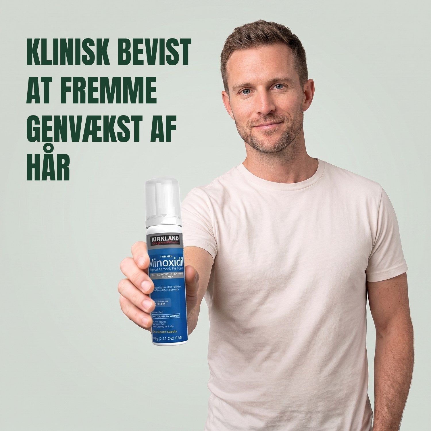 Mand holder en Kirkland Signature Minoxidil 5% skumdåse til mænd mod en grøn baggrund