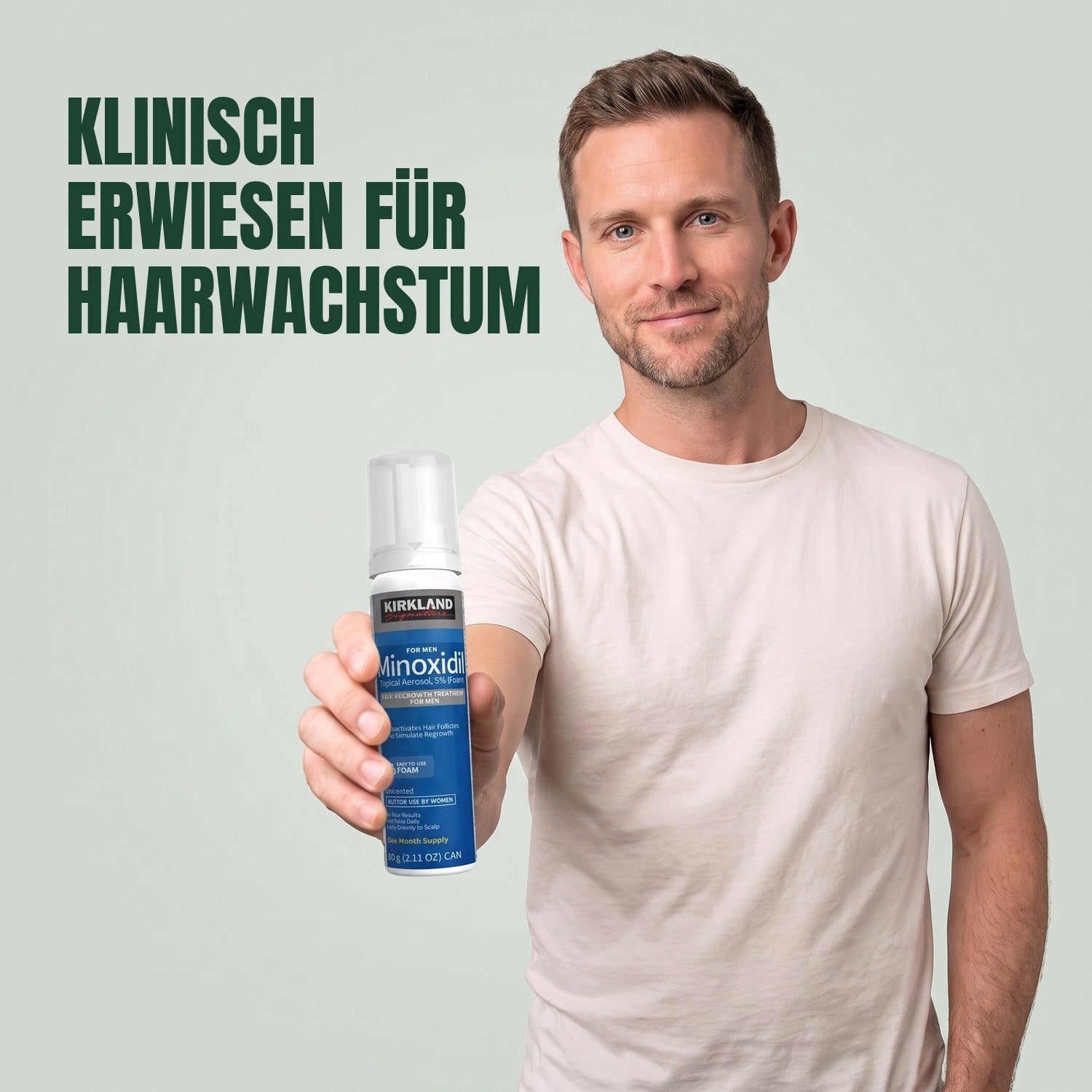 Mann hält eine Dose Kirkland Signature Minoxidil 5% Schaum für Männer vor grünem Hintergrund
