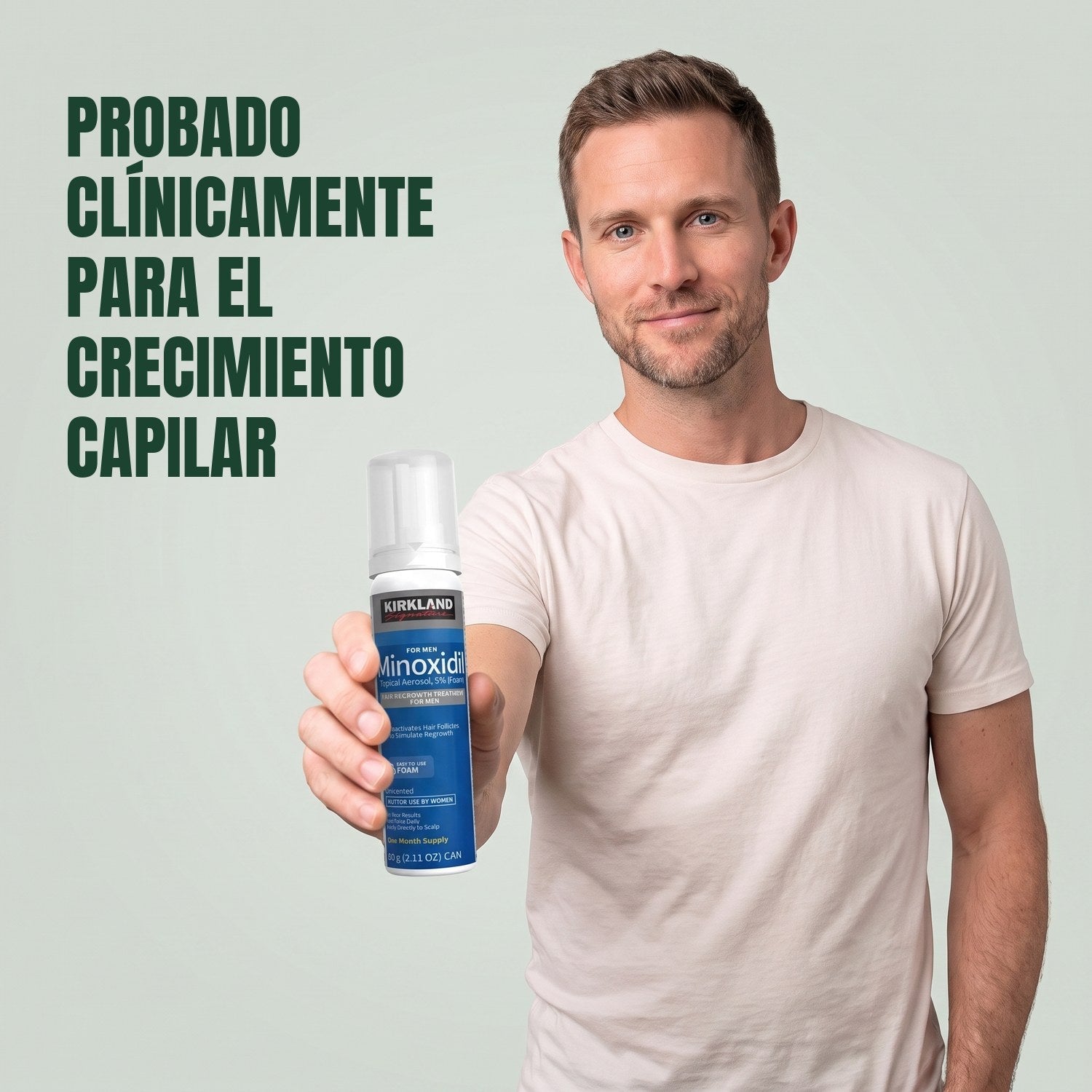 Hombre sosteniendo un bote de espuma de Minoxidil Kirkland Signature 5% para hombre sobre fondo verde