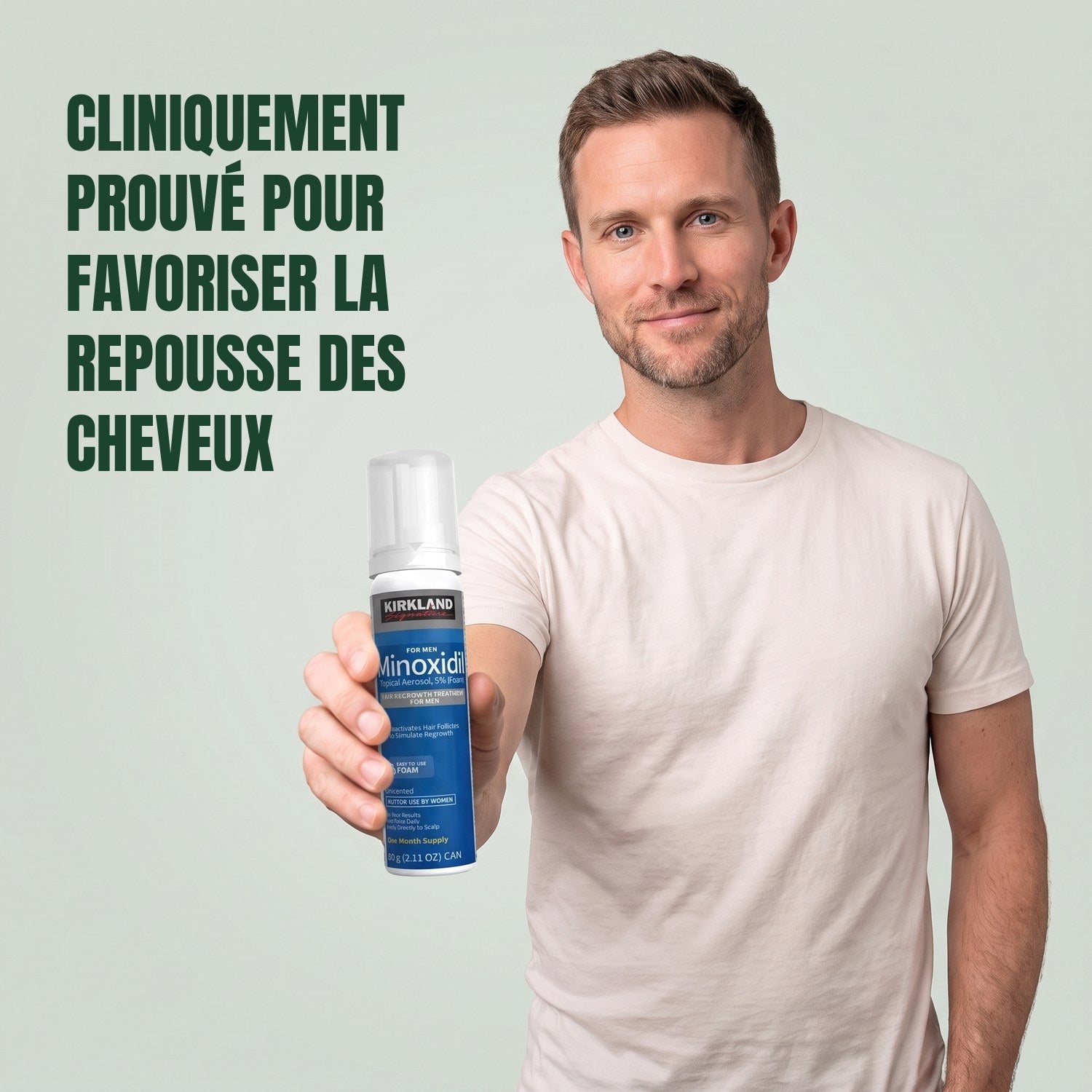 Homme tenant un flacon de mousse Minoxidil Kirkland Signature 5% pour hommes sur fond vert