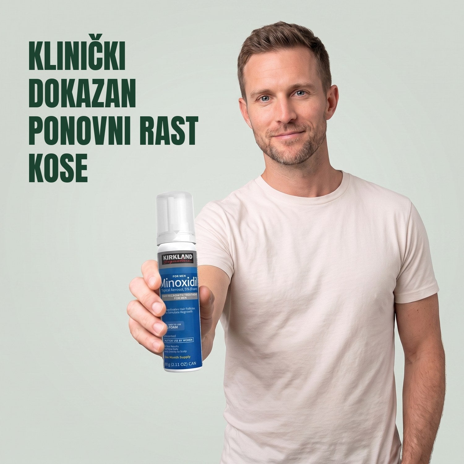 Muškarac drži limenku Kirkland Signature Minoksidil 5% pjena za muškarce na zelenoj pozadini