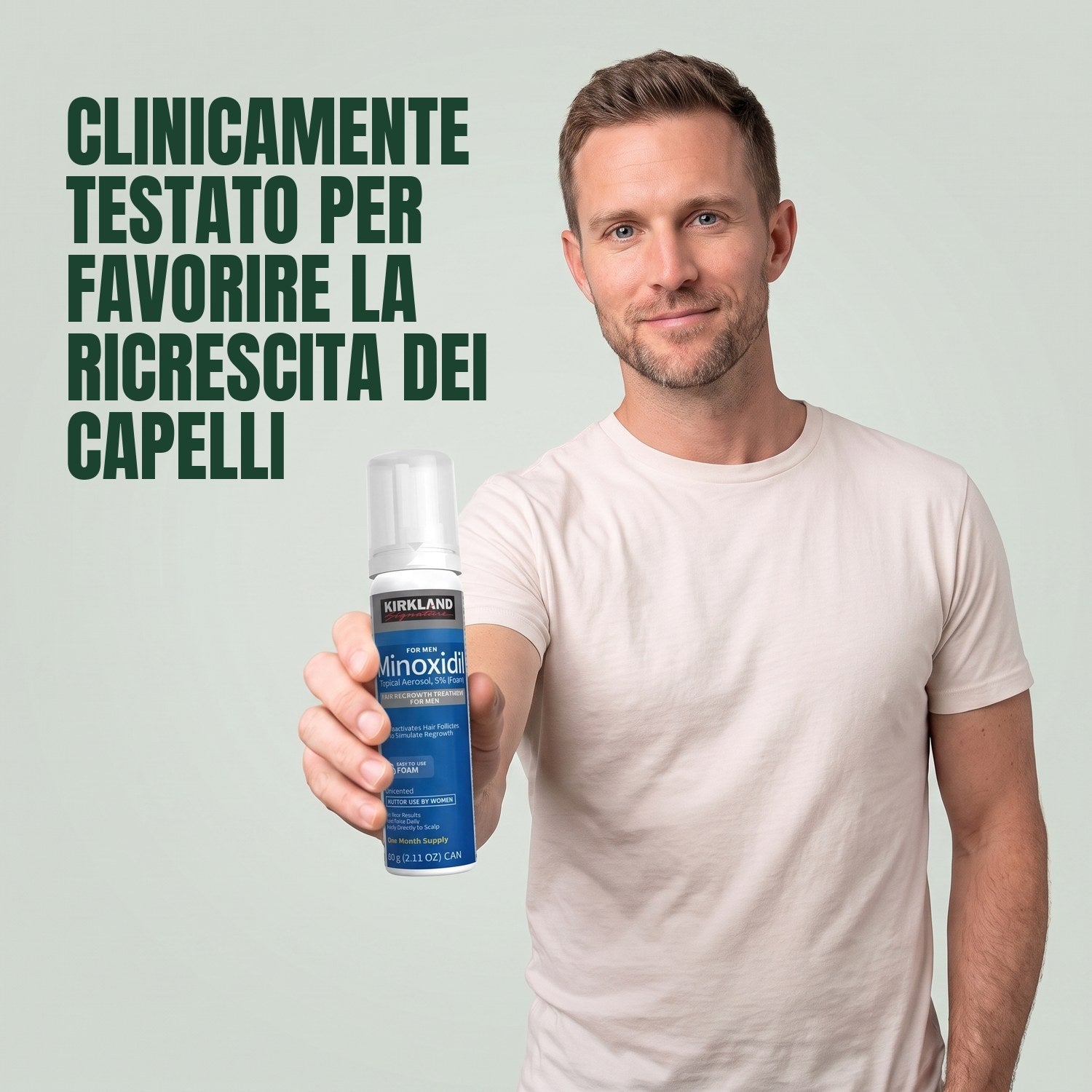 Uomo che tiene in mano una lattina di schiuma Kirkland Signature Minoxidil 5% per uomo su sfondo verde