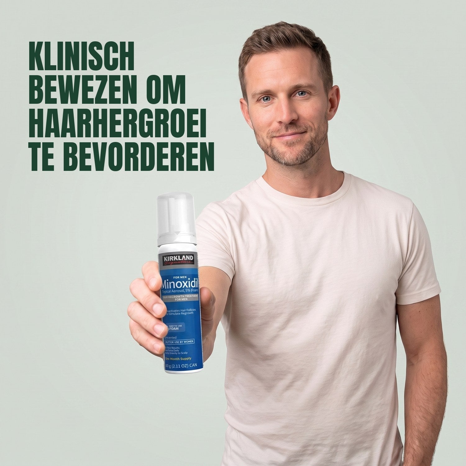 Man met een bus Kirkland Signature Minoxidil 5% schuim voor mannen tegen een groene achtergrond