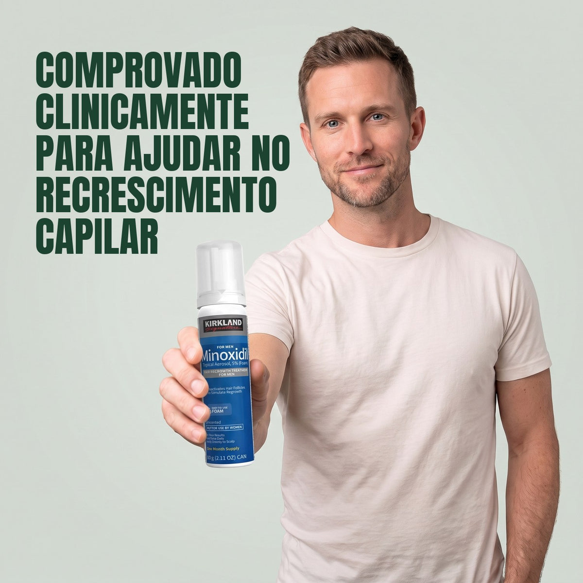 Homem segurando uma lata de espuma de Minoxidil Kirkland Signature 5% para homens contra um fundo verde