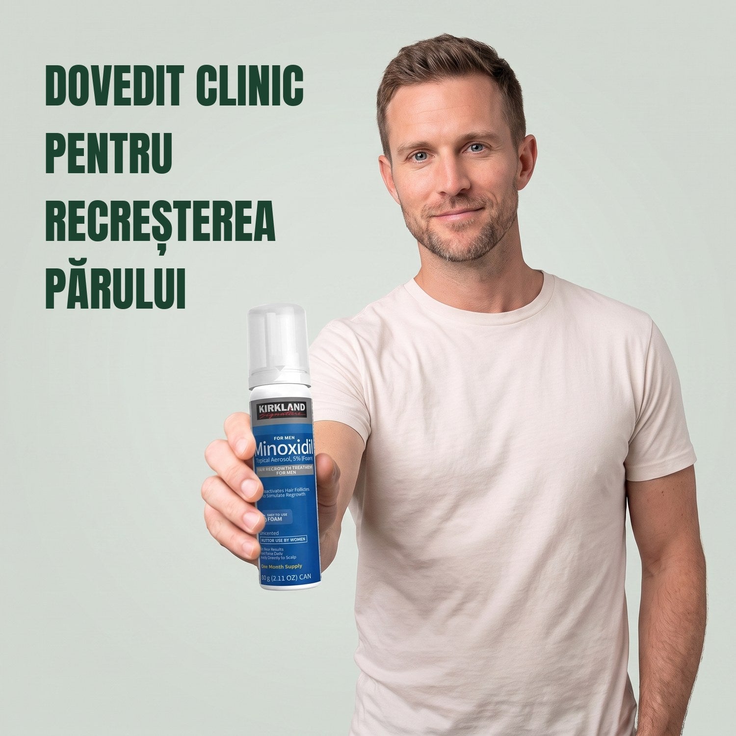 Bărbat ținând o cutie de spumă Kirkland Signature Minoxidil 5% pentru bărbați, pe fundal verde
