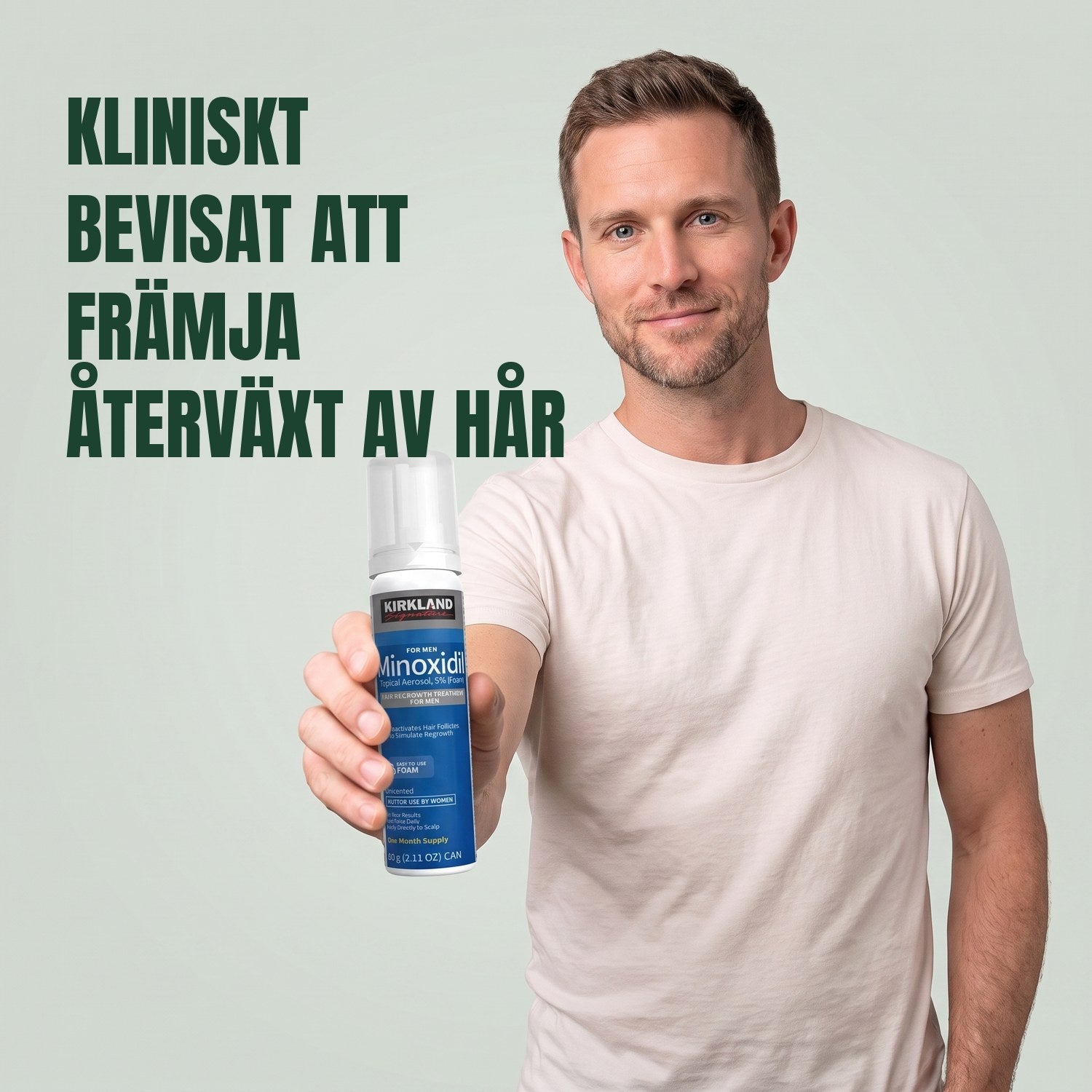 Man som håller en burk Kirkland Signature Minoxidil 5% skum för män mot en grön bakgrund